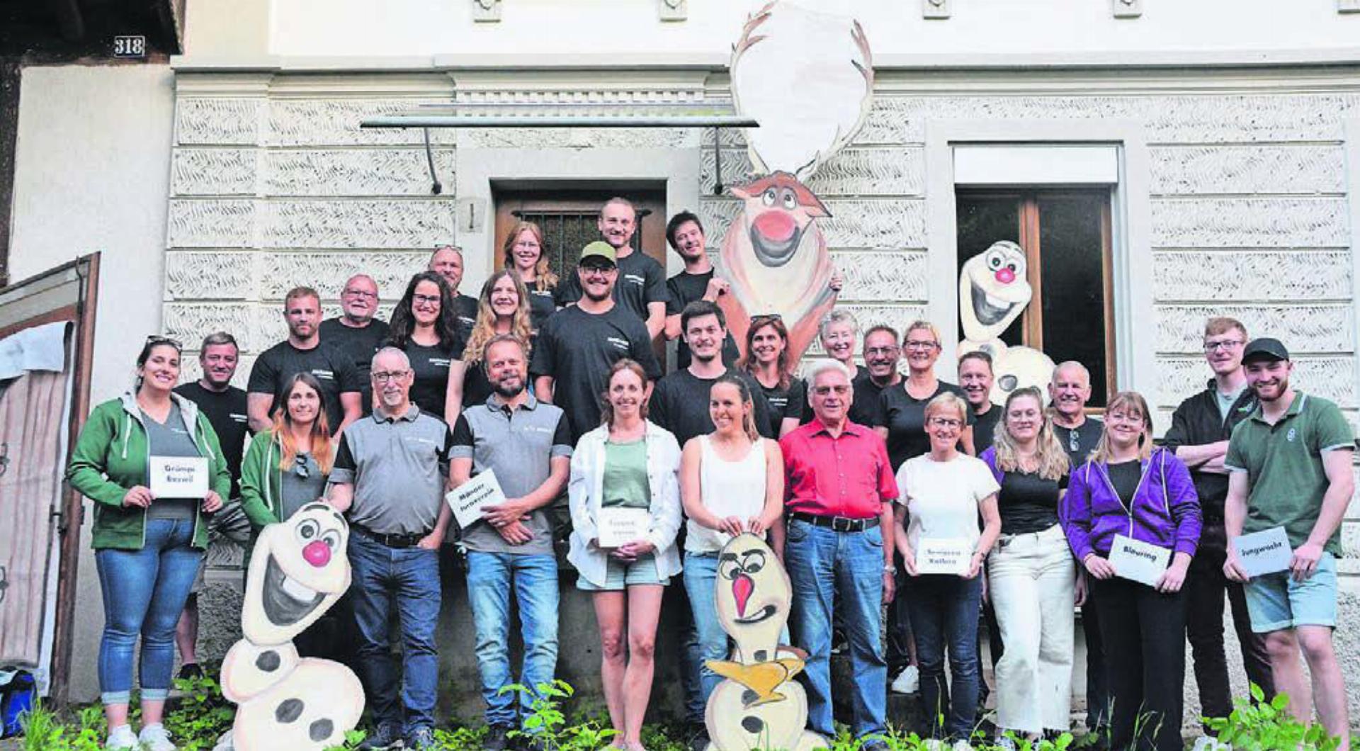 Das Oldie-Team hat wiederum eine tolle Fasnacht organisiert im Dorf – davon profitieren nun auch verschiedene Dorfvereine. Natürlich darf bei der Spendenübergabe ein Gruppenfoto nicht fehlen. Bild: ake