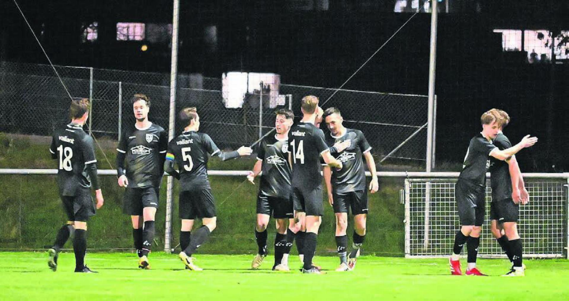 Viel Grund, sich abzuklatschen und gemeinsam zu feiern, gab es diese Saison beim FC Niederwil nicht. Das Team hat in 20 Spielen erst fünf Siege geholt. Kann es im Derby das halbe Dutzend voll machen? Bilder: zg/Archiv