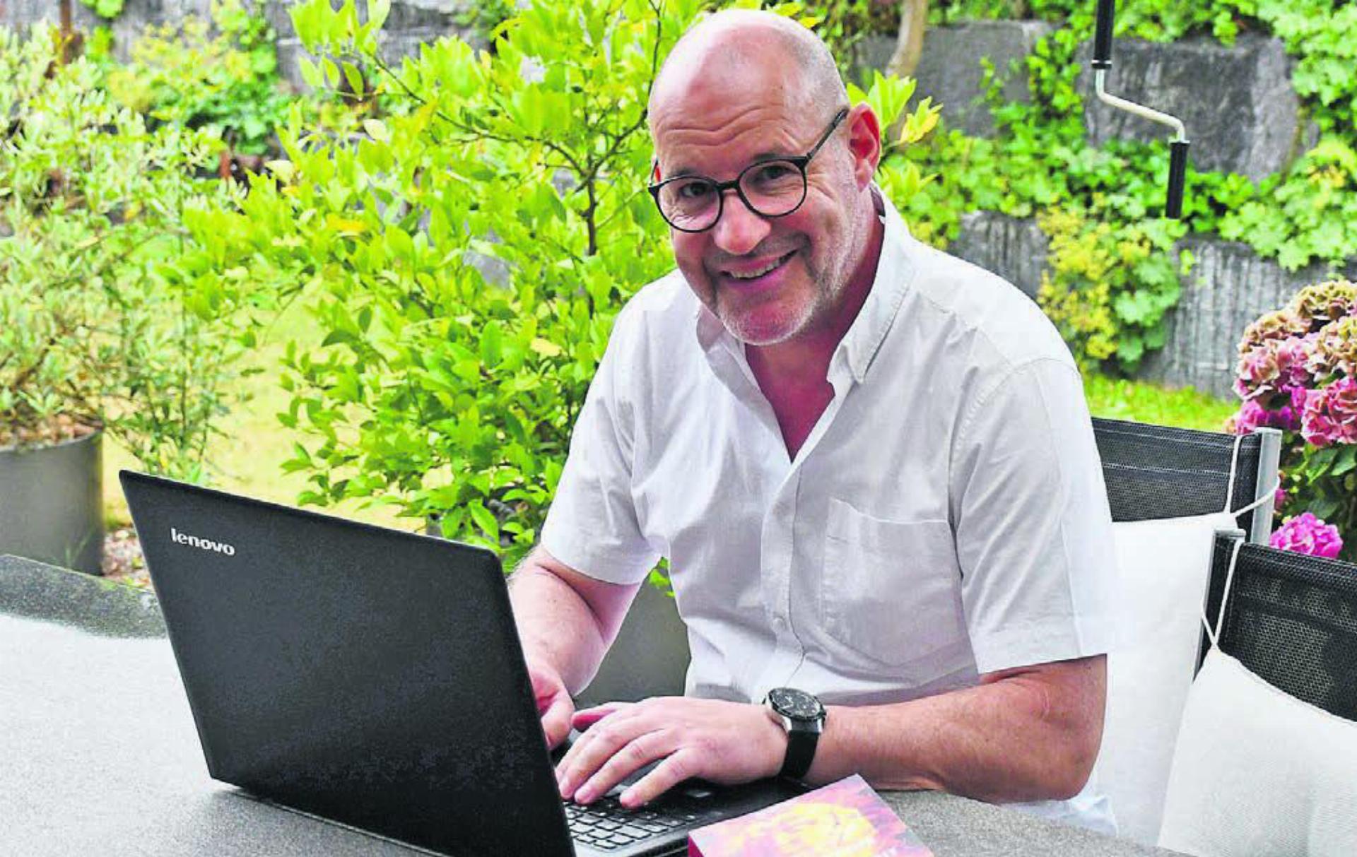 Roland Näf schreibt, wo es ihm gerade gefällt. Manchmal auch im Garten. Bild: Monica Rast