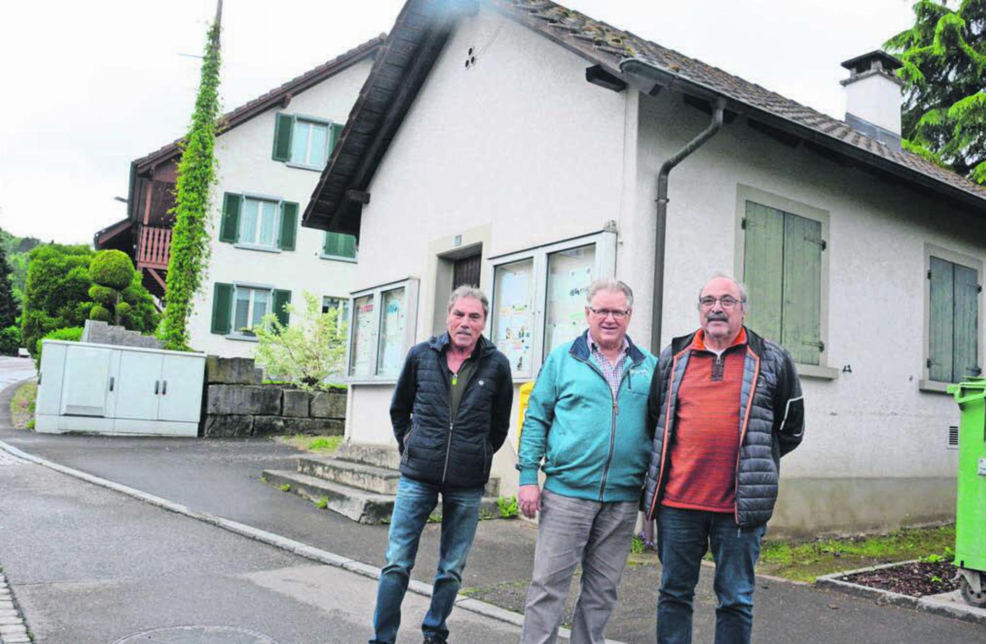 Sie setzen sich weiterhin dafür ein, dass das kleine Casino (im Hintergrund) wieder ein Versammlungsort wird (von links): René Seiler, Thomas Moor und Rolf Seiler. Bild: Chregi Hansen
