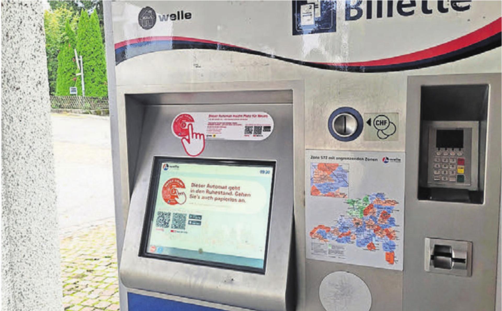 Der Ticketautomat im Niederwiler Zentrum macht schon selber auf den bevorstehenden Abbau aufmerksam. Bild: chh - Das Bild wird blockiert. – Möglicherweise durch einen aktiven Adblocker.