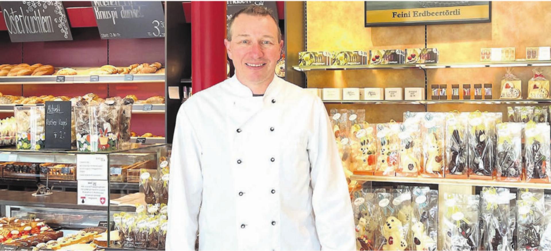 Geschäftsleiter Hans-Peter Dick: «Unsere Osterhasen und Ostereier sind von Hand gegossen und verziert.» Bild: Rüebliland-Beck - Das Bild wird blockiert. – Möglicherweise durch einen aktiven Adblocker.