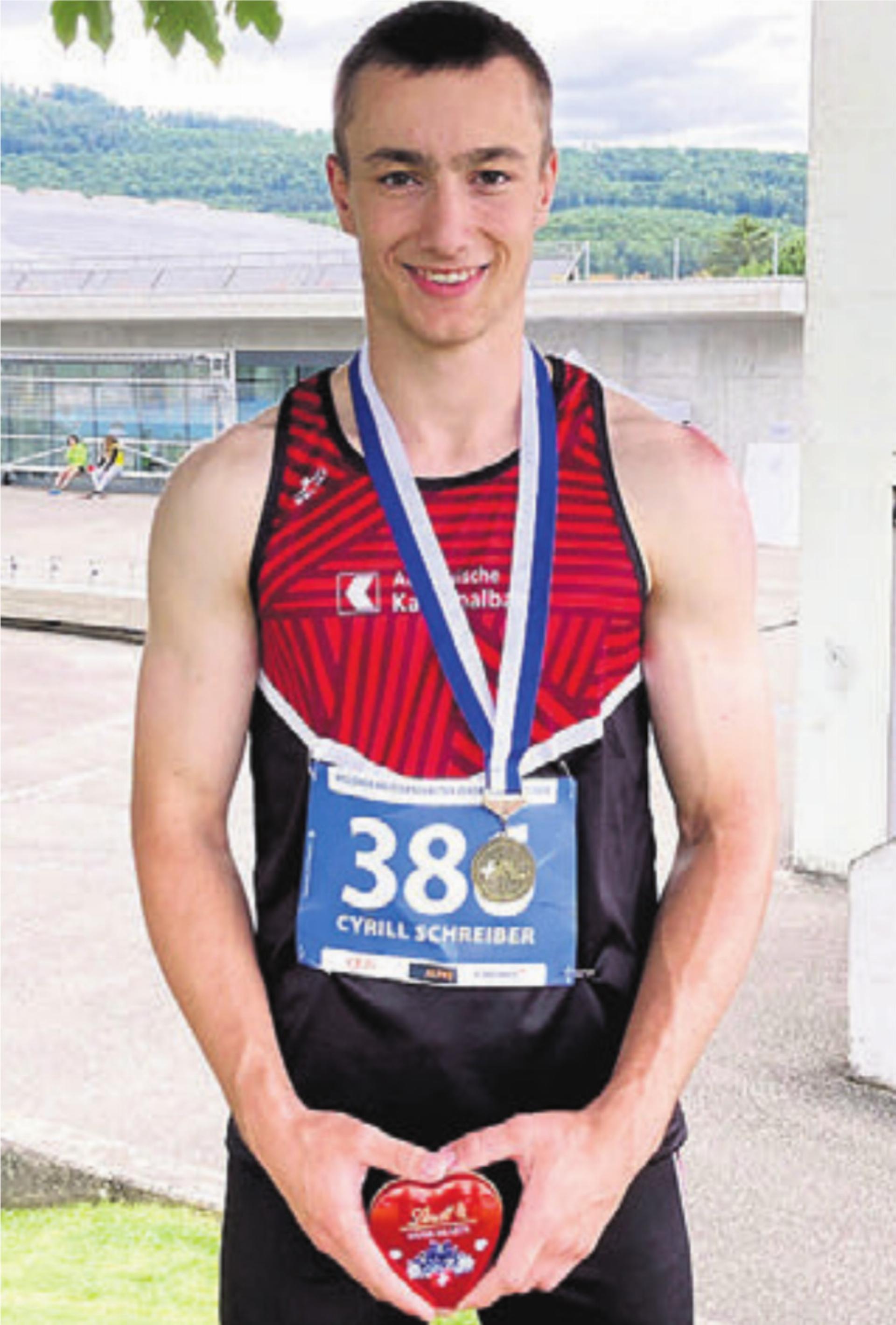 Cyrill Schreiber stürzt sich ins Ziel und holt sich den 3. Rang im 100-m-Final.