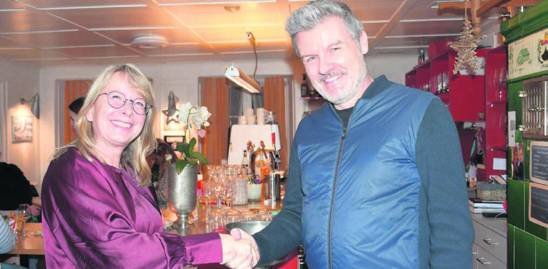 Karin Koch Wick, Mitte-Präsidentin des Bezirks Bremgarten, gratuliert Harry Lütolf zur erfolgreichen Friedensrichterwahl. Bild: Daniel Marti - Das Bild wird blockiert. – Möglicherweise durch einen aktiven Adblocker.