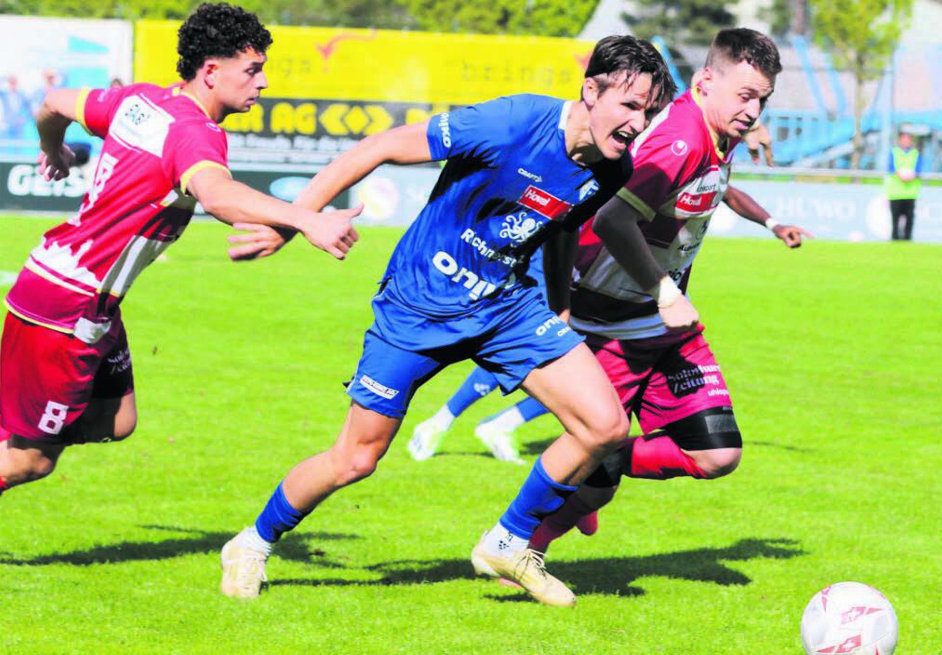 FCW-Eigengewächs Javi Gabathuler setzt sich im Spiel gegen Solothurn gegen zwei Gegner durch. Bild: spr
