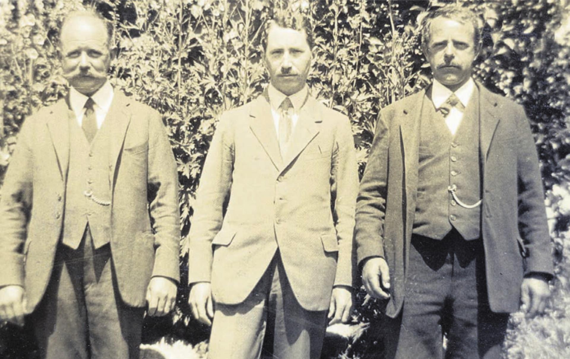 Die drei Donat-Brüder, zirka 1930 (v. l.): August Donat-Huber (1884–1931; er baute die Gärtnerei an der Friedhofstrasse aus), Josef Donat-Prouth (1887–1964; Geschäftsmann in London, Vater von Jack), Werner Donat-Stöckli (1889–1967; Landwirt).