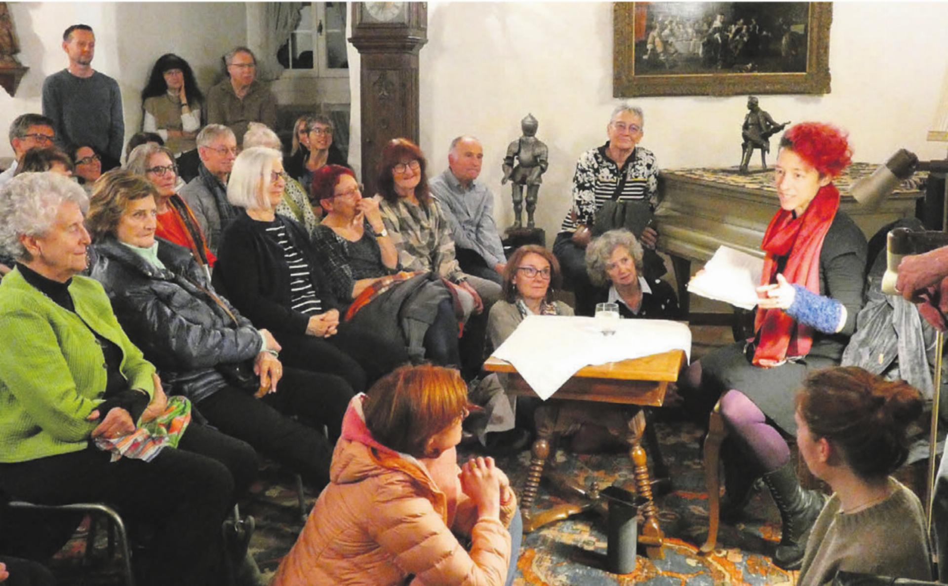 Vom Wesentlichen und Wenigen: Corinne Dobler 
schliesst den Abend mit pointierten Slam-Texten ab.
Bilder: Gianna Schläpfer - Das Bild wird blockiert. – Möglicherweise durch einen aktiven Adblocker.