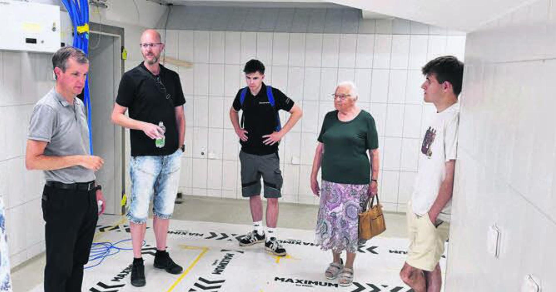 Den Teilnehmern werden die Vorzüge der neuen Produktionsstätte im Untergeschoss gezeigt. Hier lauschen sie den Ausführungen von Stefan Walder (ganz links). Bild: zg - Das Bild wird blockiert. – Möglicherweise durch einen aktiven Adblocker.