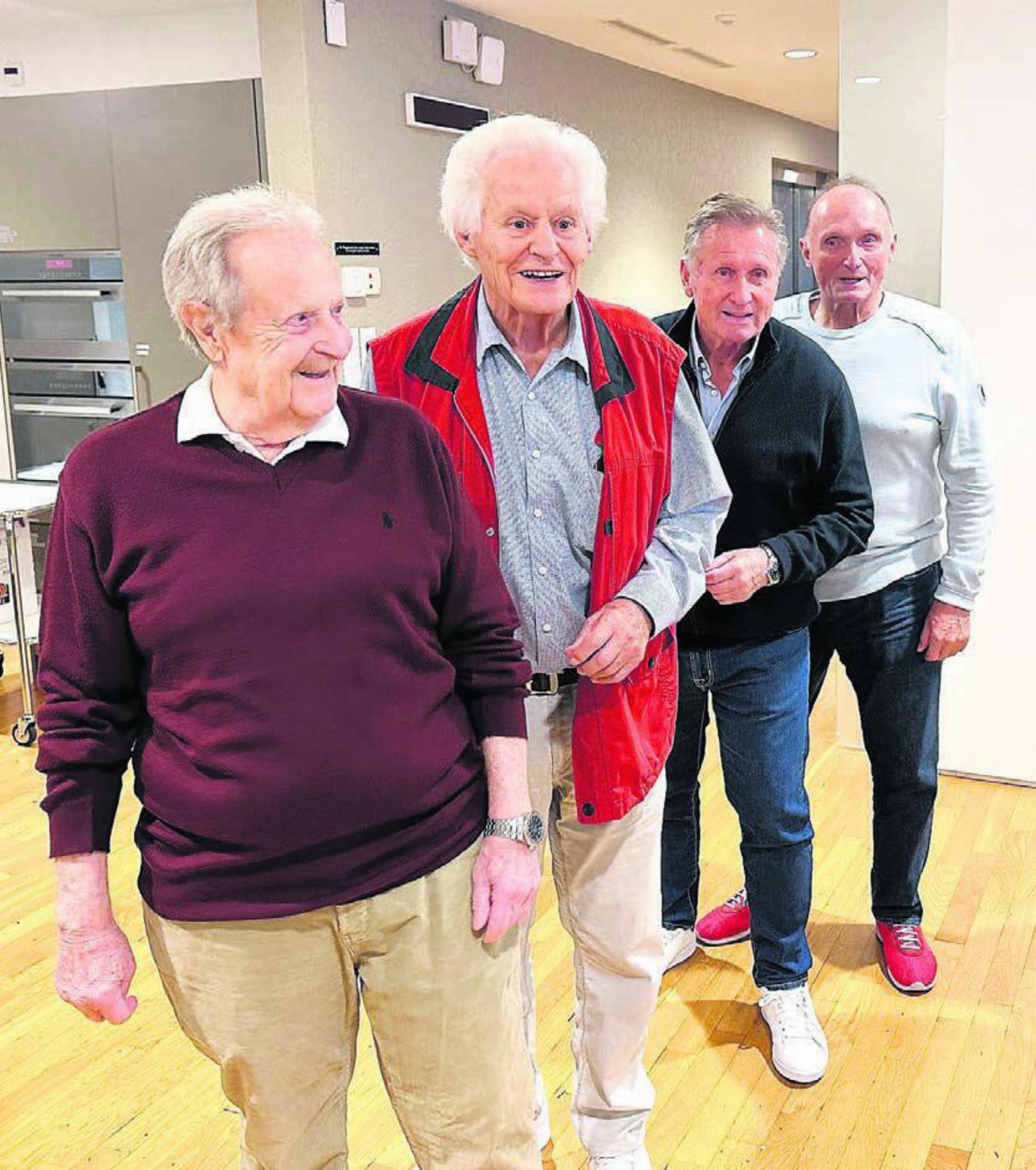 3. November: Aus Anlass des 80. Geburtstags von Max Forster gibt es ein Wiedersehen mit den Viererbob-Weltmeistern von 1971 (von links): René Stadler, Max Forster, Erich und Peter Schärer.