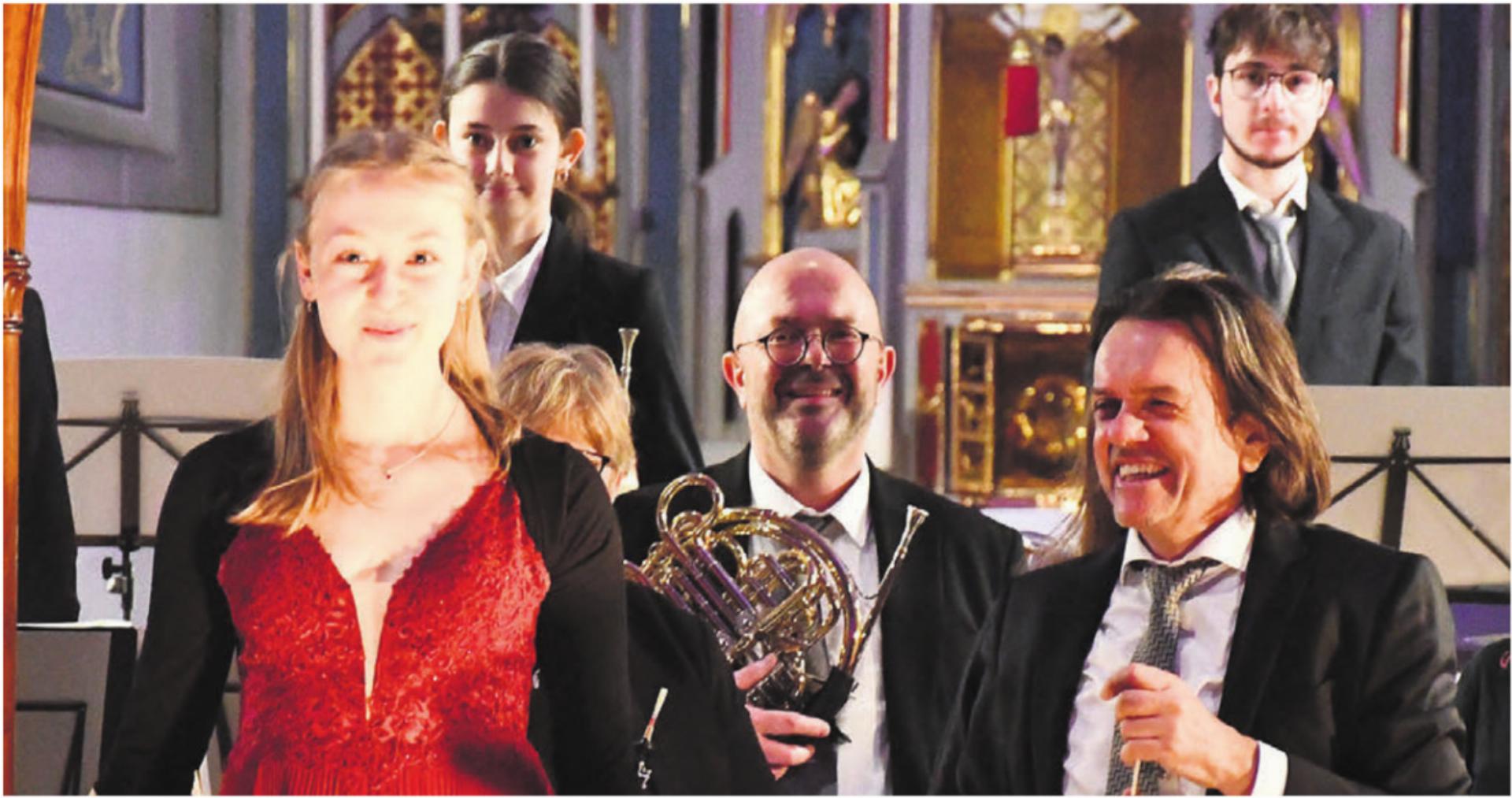 Solistin Jana Bürger begeistert die Zuhörer an der Harfe. Für sie ist es ein besonderes Erlebnis, mit der Musikgesellschaft zu spielen. Auch Peter Werlen (rechts) und die Musikgesellschaft freuen sich über die erbrachte Leistung. Bild: Monica Rast - Das Bild wird blockiert. – Möglicherweise durch einen aktiven Adblocker.