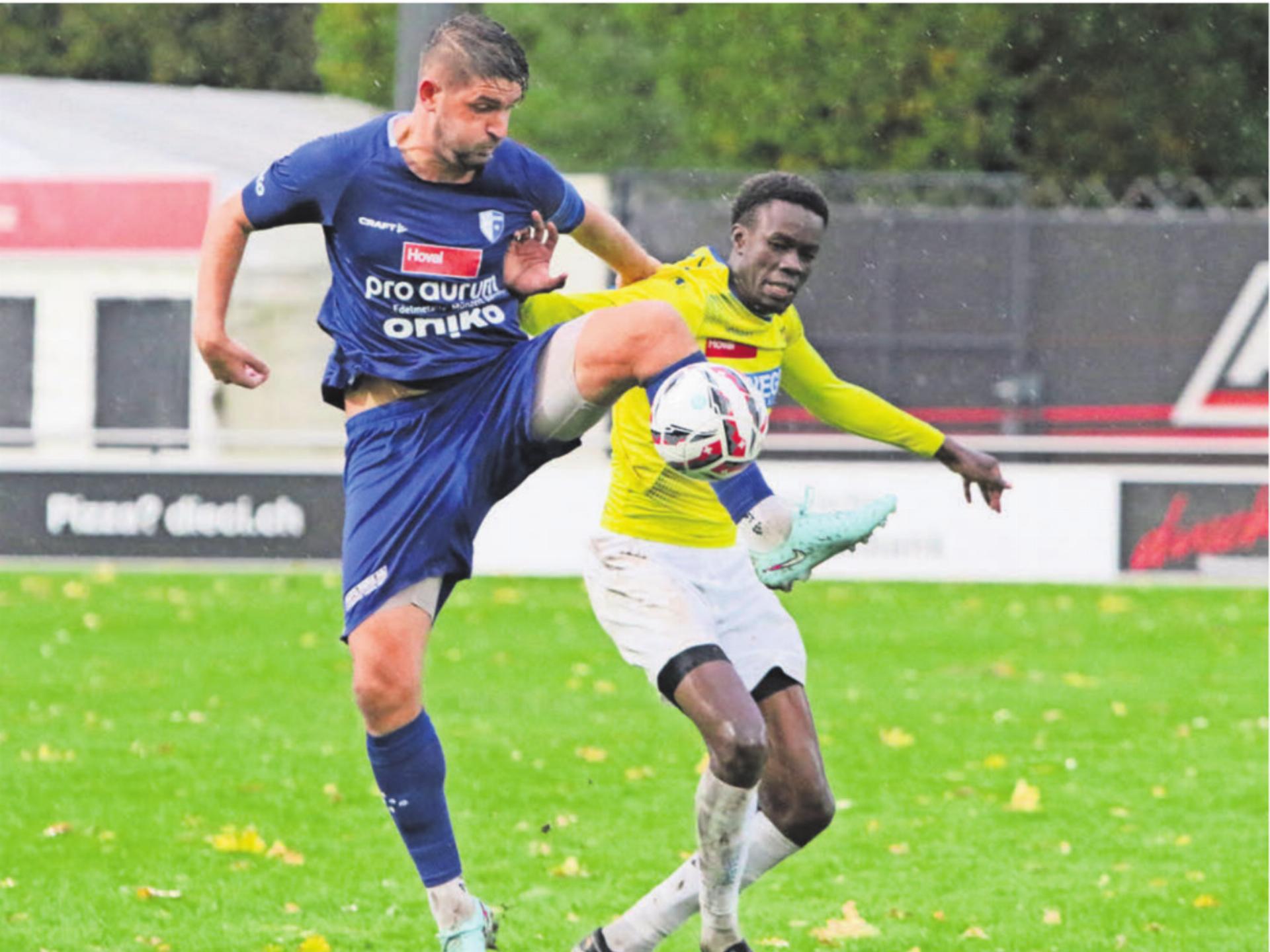 Alt-Internationale unter sich: Wohlens Alban Pnishi (links), der früher für Kosovos Nationalteam gespielt hat, im Duell mit Langenthals Georgino M’Vondo Ze, der einige Länderspiele für Zentralafrika absolviert hat. Bild: Josip Lasic - Das Bild wird blockiert. – Möglicherweise durch einen aktiven Adblocker.