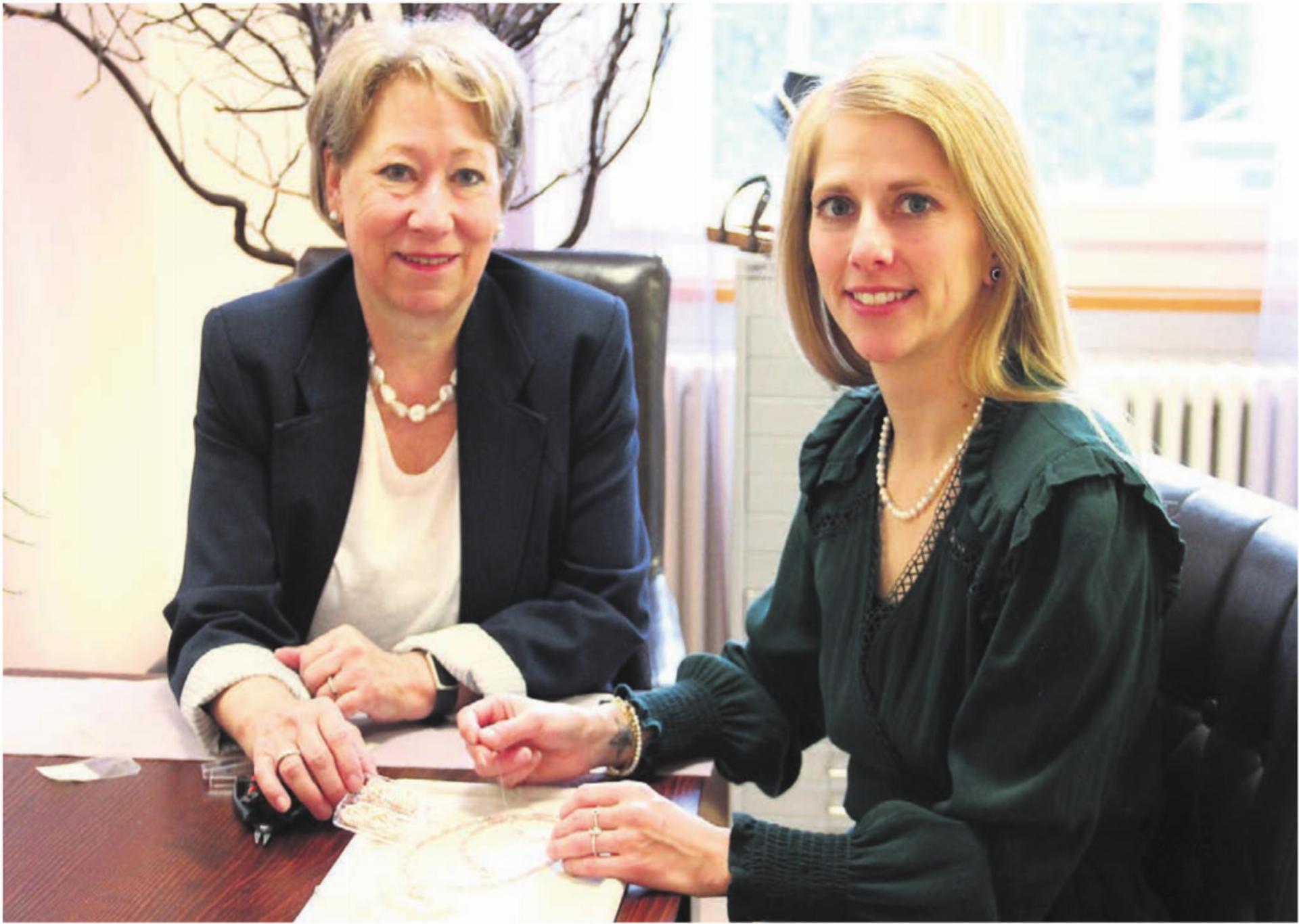 Sie teilen sich die Leidenschaft für Perlen und Schmuckdesigns. Elisabeth Käppeli (links) übergibt das Perlenatelier im Park an Andrea Dörig. Bild: Monica Rast - Das Bild wird blockiert. – Möglicherweise durch einen aktiven Adblocker.