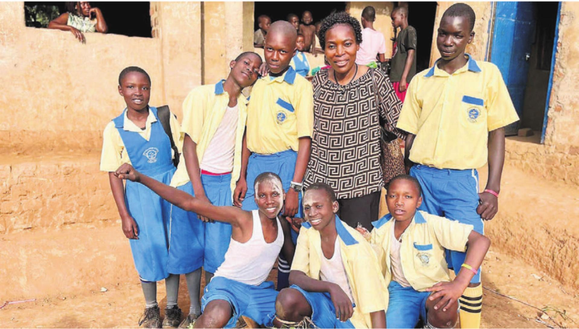 Bei ihrem Aufenthalt in Uganda besucht Harriet Suter auch immer einige Schulen vor Ort. Bilder: Monica Rast / zg - Das Bild wird blockiert. – Möglicherweise durch einen aktiven Adblocker.