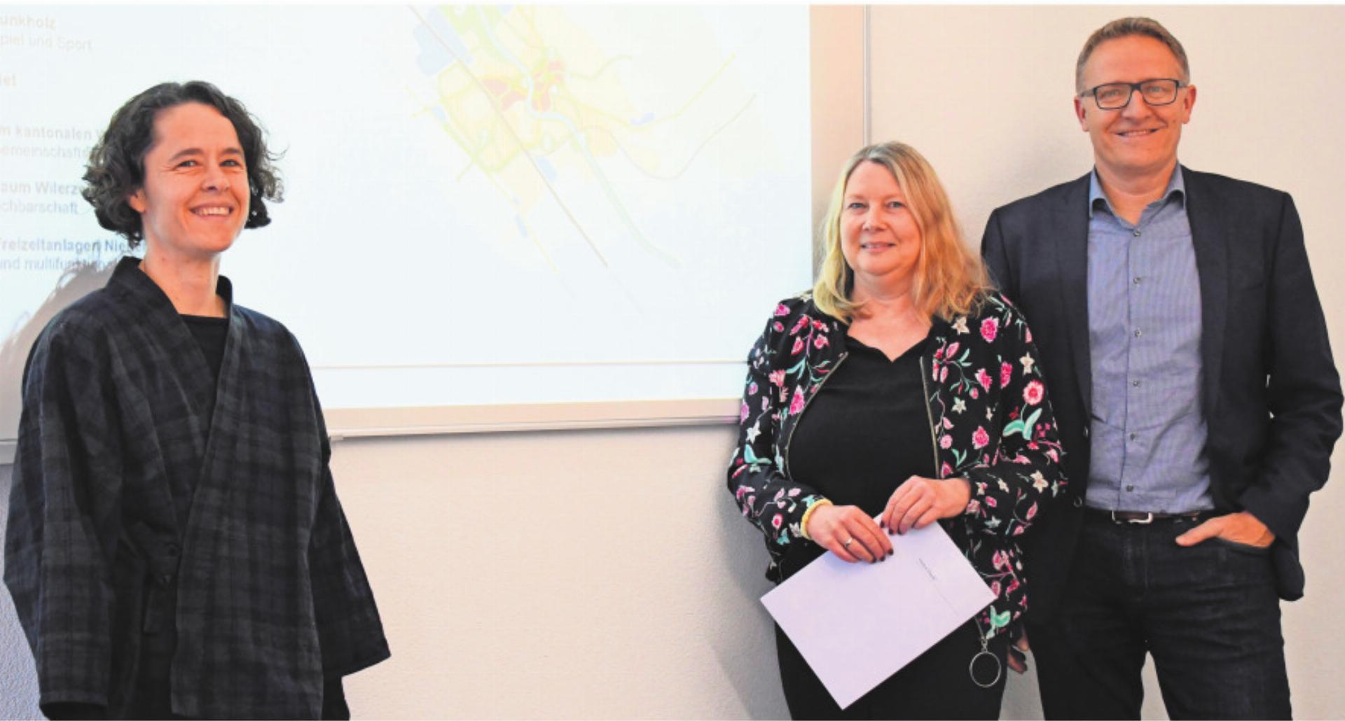 Ein strategisches Instrument erarbeitet (v. l.): Ines Schmid (Metron), Claudia Schwarzmeier und Gemeindeammann Arsène Perroud. Bild: dm - Das Bild wird blockiert. – Möglicherweise durch einen aktiven Adblocker.