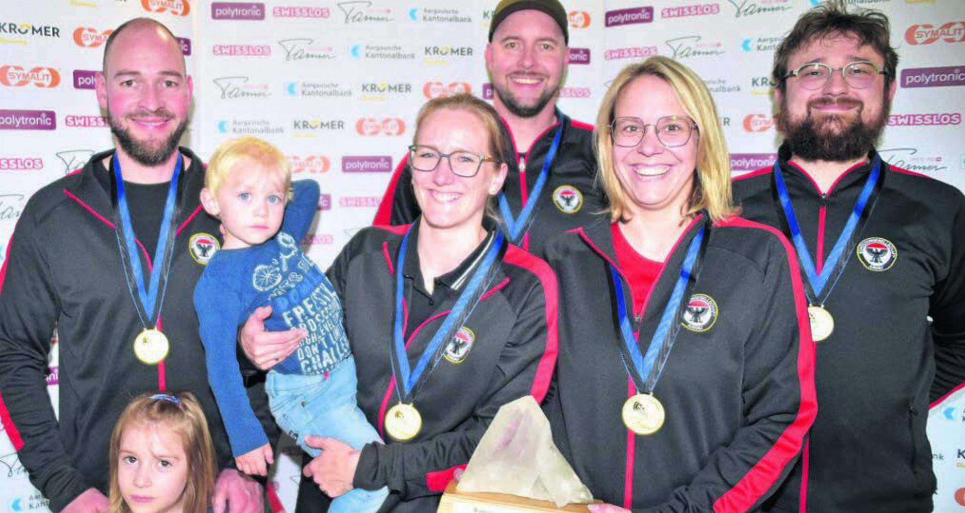 Favoritensieg im Feld A durch die SG Aarau mit (von links) Raphael und Bettina Bereuter mit ihren Kindern Elina und Robin, Stefan Bereuter, Michèle Maurer und Andrea Rossi Bild: zg
