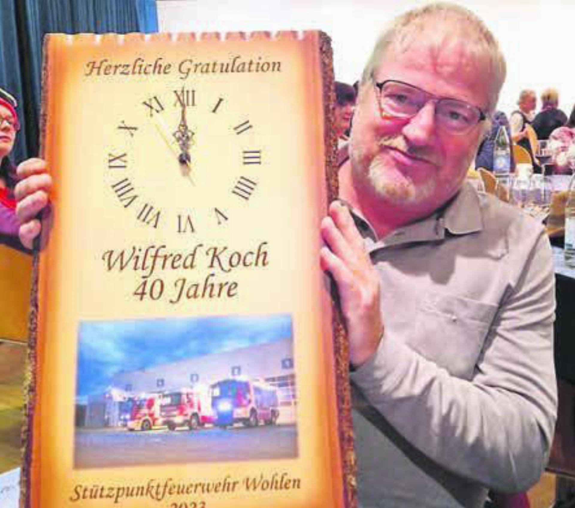Wilfred Koch wird für seine Treue von 40 Jahren zur Feuerwehr Wohlen geehrt. Bild: pd