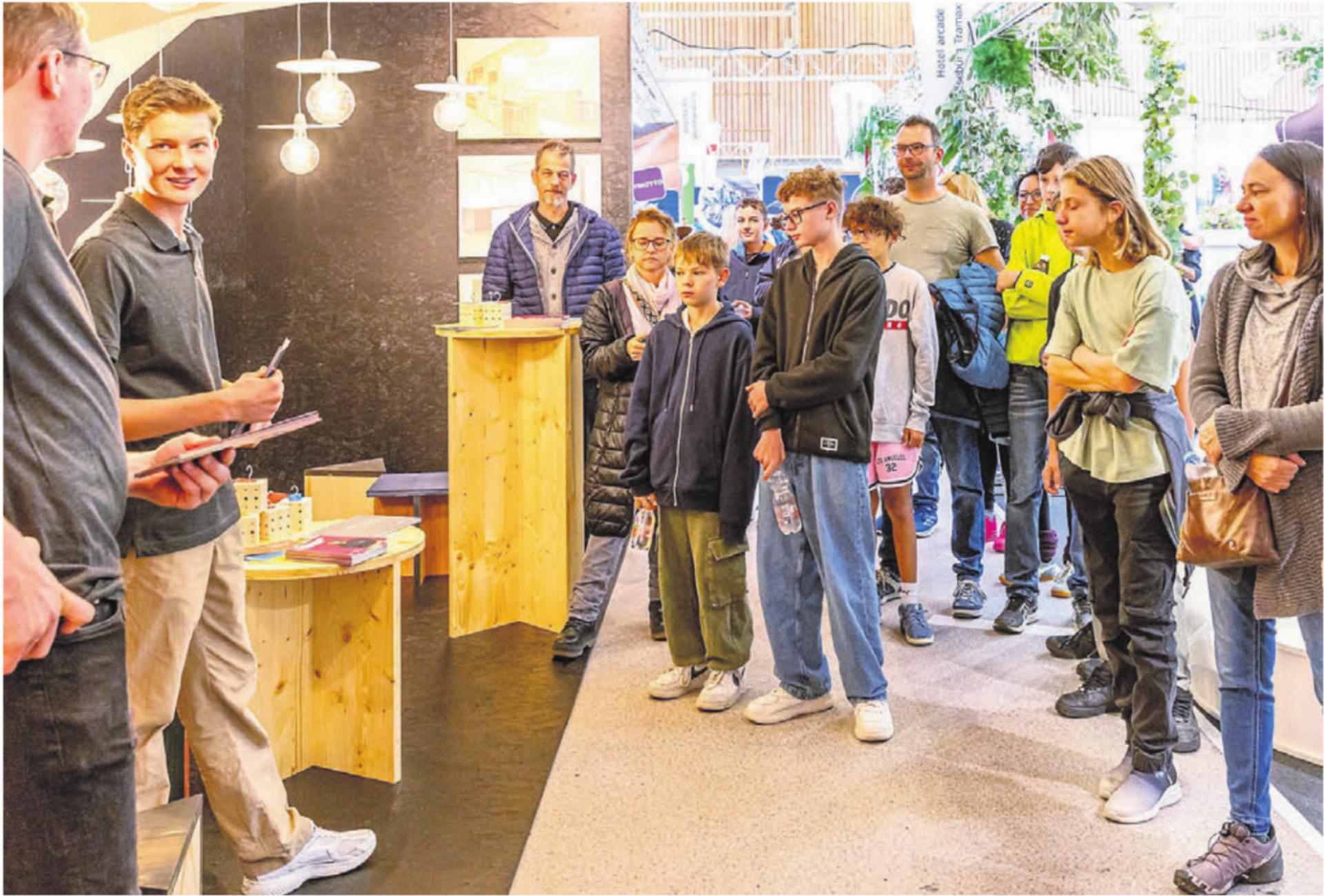 Die Lernenden der Schreinerei und Innenausbau Troxler aus Auw informierten über ihren Lehrbetrieb und -beruf. Bilder: zg - Das Bild wird blockiert. – Möglicherweise durch einen aktiven Adblocker.