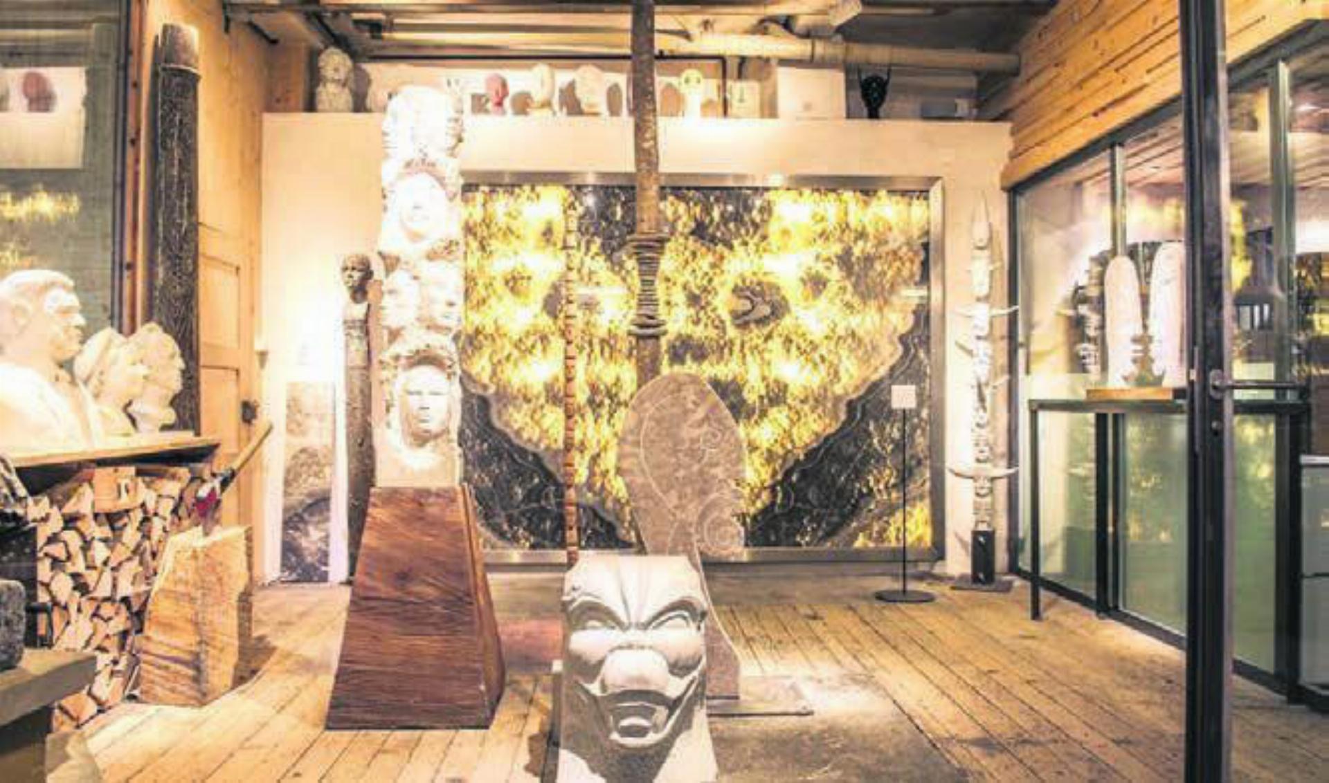 Die Teilnehmenden erhalten eine exklusive Führung durch die Ausstellung im Atelier von Rafael Häfliger. Bild: zg