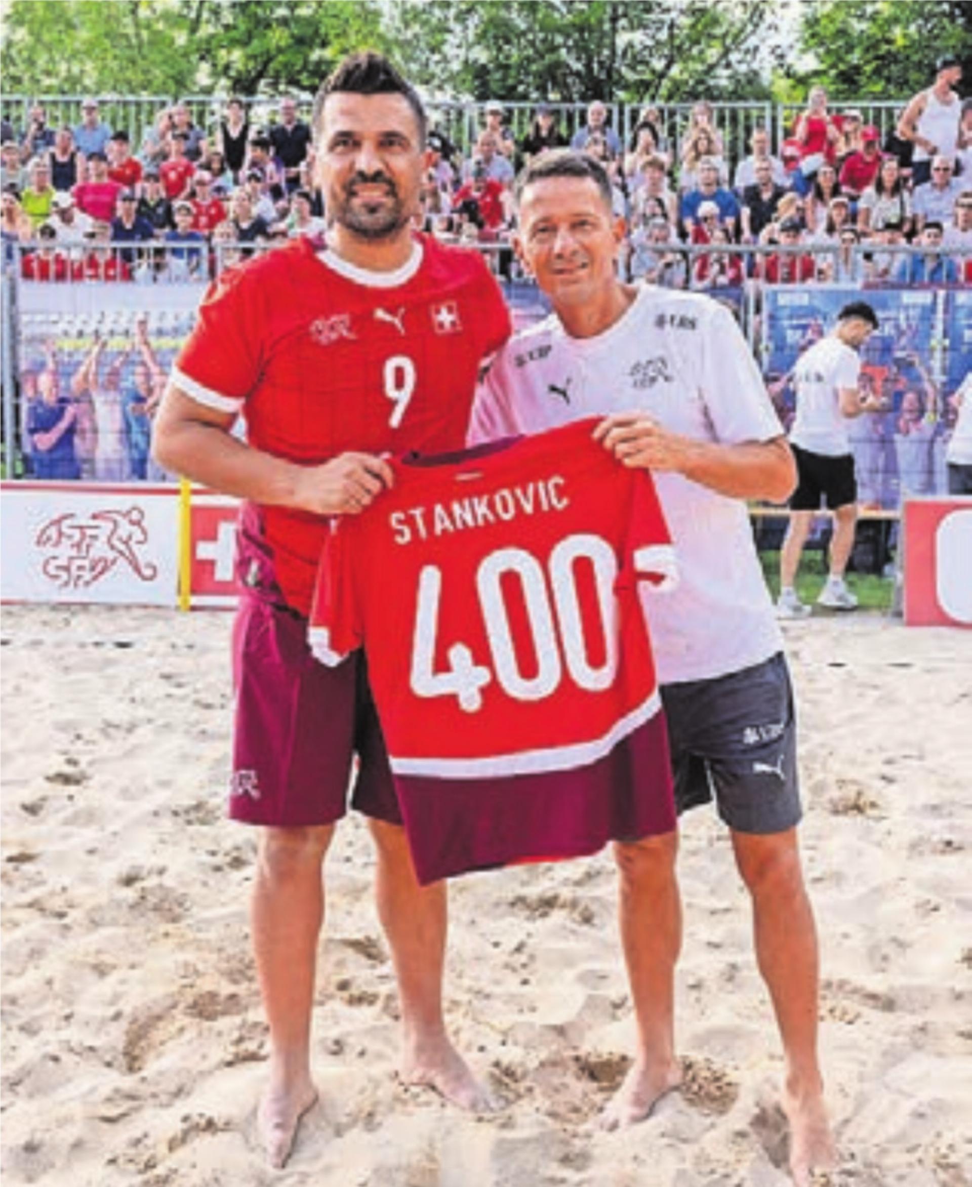 Dejan Stankovic (links) und Nationaltrainer Angelo Schirinzi mit dem Jubiläumstrikot. Bild: Yasmine Bollmann