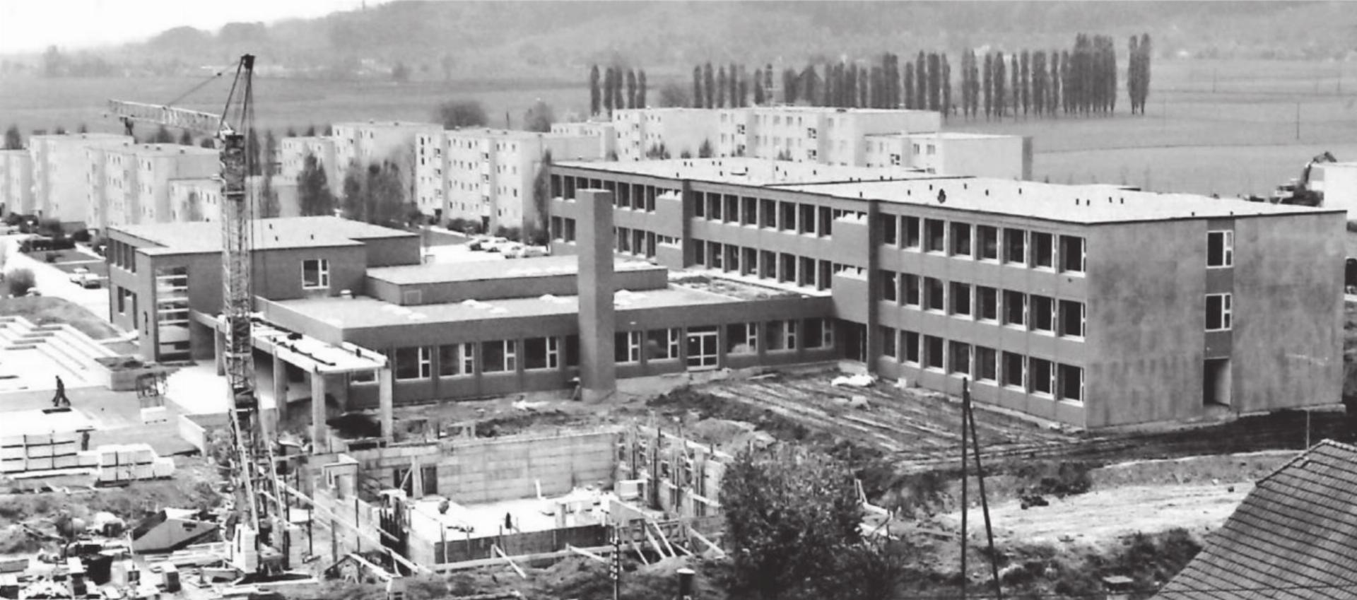 Das Junkholz-Schulhaus vor rund 50 Jahren kurz vor der Fertigstellung: Im Vordergrund ist die HPS noch in der Bauphase. Bilder: Archiv