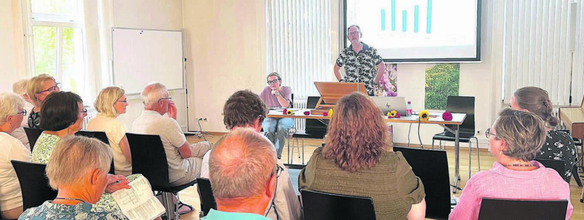 Die Kirchgemeindeversammlung unter der Leitung von Präsident Michael Stalder erweiterte die Objektstrategie für das Kirchgemeindehaus Wohlen um die Variante «Behalten». Bild: Walter Minder