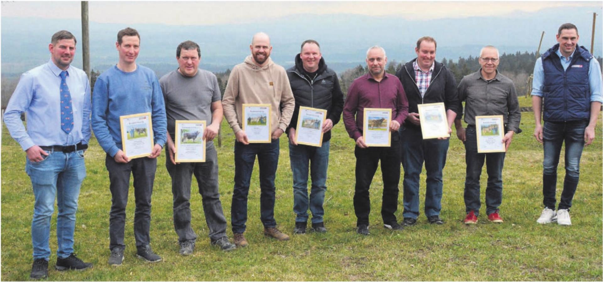 Die Züchter der 100 000er-Kühe mit Cyrill Gauch, Präsident von Braunvieh Aargau (links), und Andreas Kocher (rechts), der die Grüsse von Braunvieh Schweiz überbrachte. - Das Bild wird blockiert. – Möglicherweise durch einen aktiven Adblocker.
