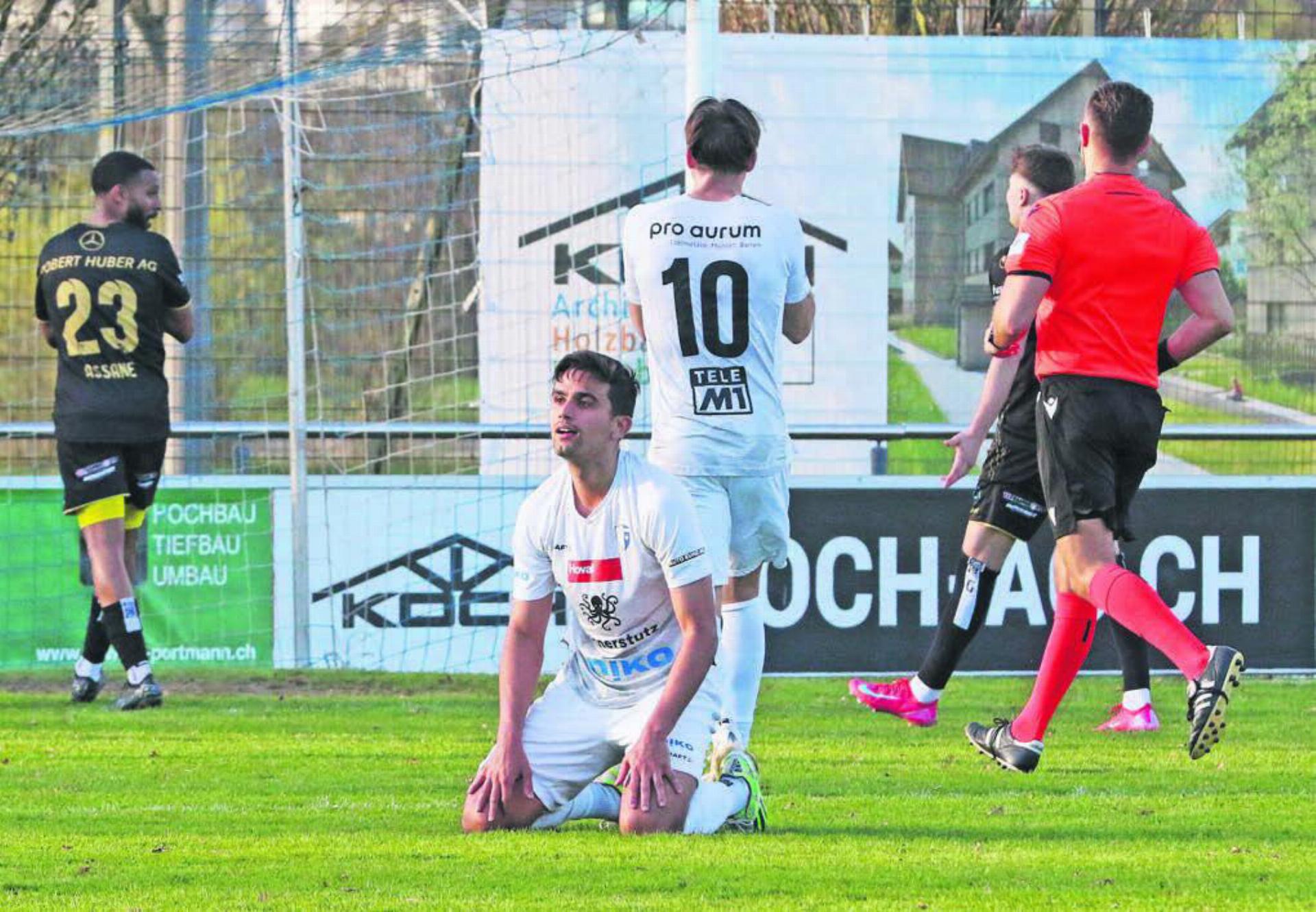 Bijan Dalvand kann es nicht fassen. Sein Freistoss findet den Weg ins Tor nur knapp nicht. Wohlen verliert wieder. Bild: Josip Lasic