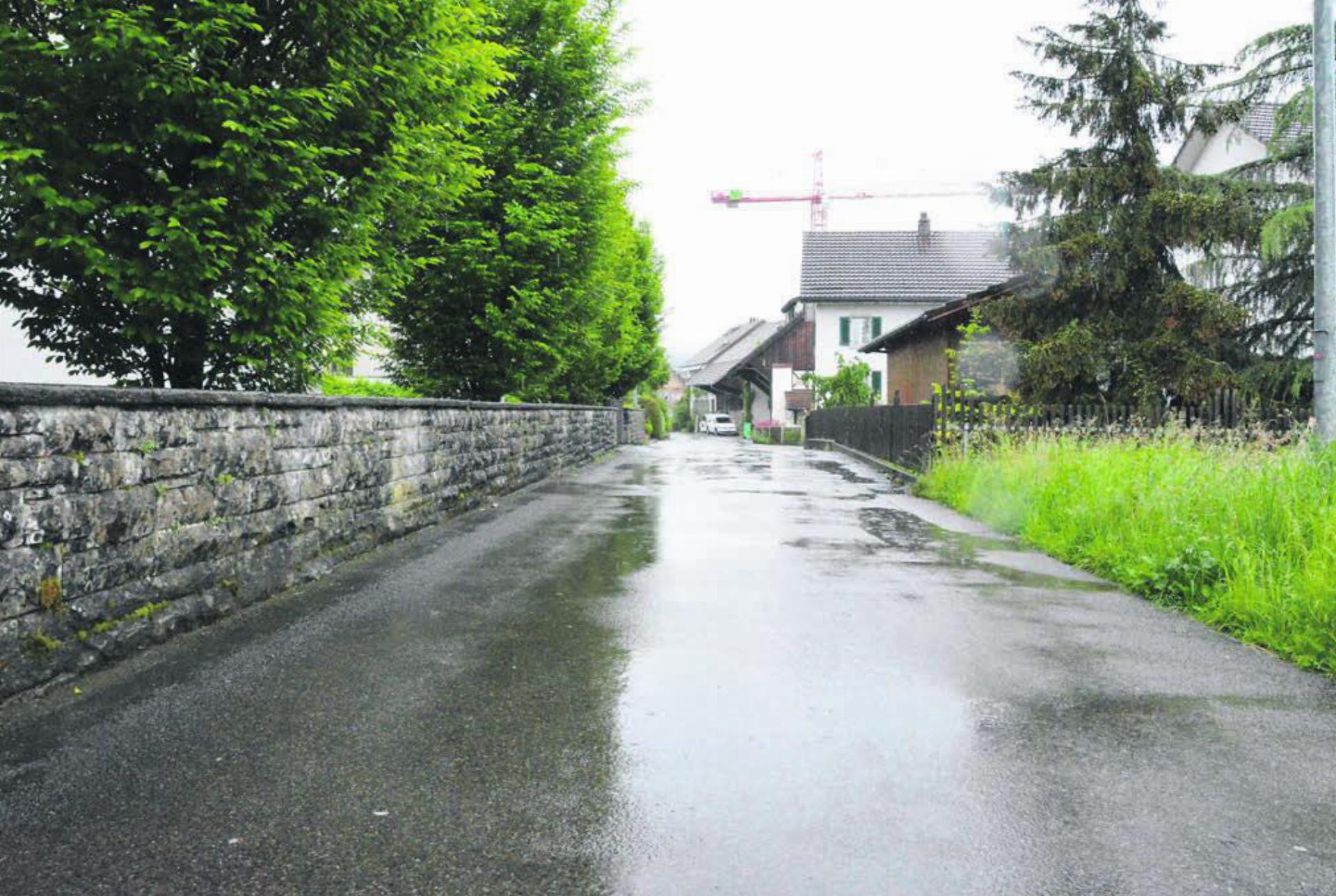 Wenn alles reibungslos läuft, soll der Kirchweg spätestens im Frühjahr 2025 saniert sein. Bild: Celeste Blanc