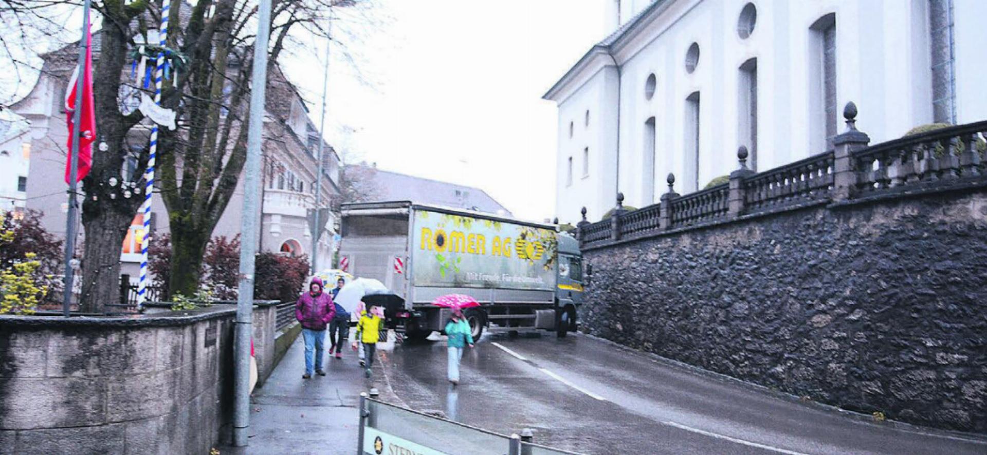 An den Hauptverkehrsachsen werden wie am vergangenen Chlausauszug (Bild) Lastwagen aufgestellt, um den Fasnachtsumzug abzuschirmen. Bild: Archiv/spr - Das Bild wird blockiert. – Möglicherweise durch einen aktiven Adblocker.