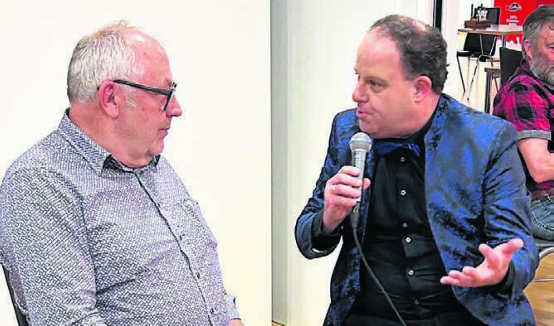 Comedian Peter von Kron (rechts) unterhielt die Anwesenden bestens. Vor allem, als er Gemeindeammann Franz Schaad in die Mangel nahm. Bild: sp