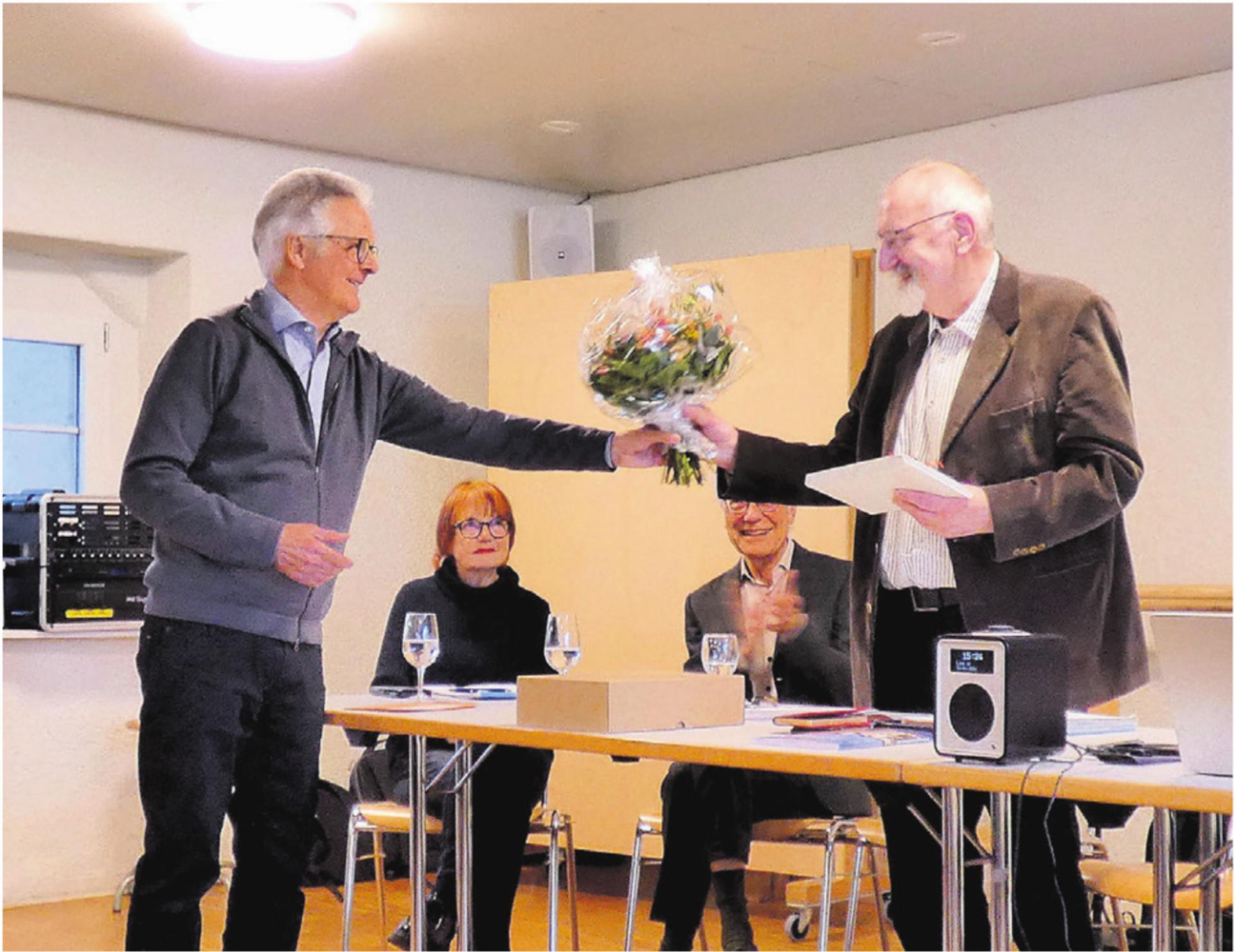 Fridolin Kurmann wird für sein langjähriges Wirken im Vorstand gedankt. Bild: Gianna Schläpfer - Das Bild wird blockiert. – Möglicherweise durch einen aktiven Adblocker.