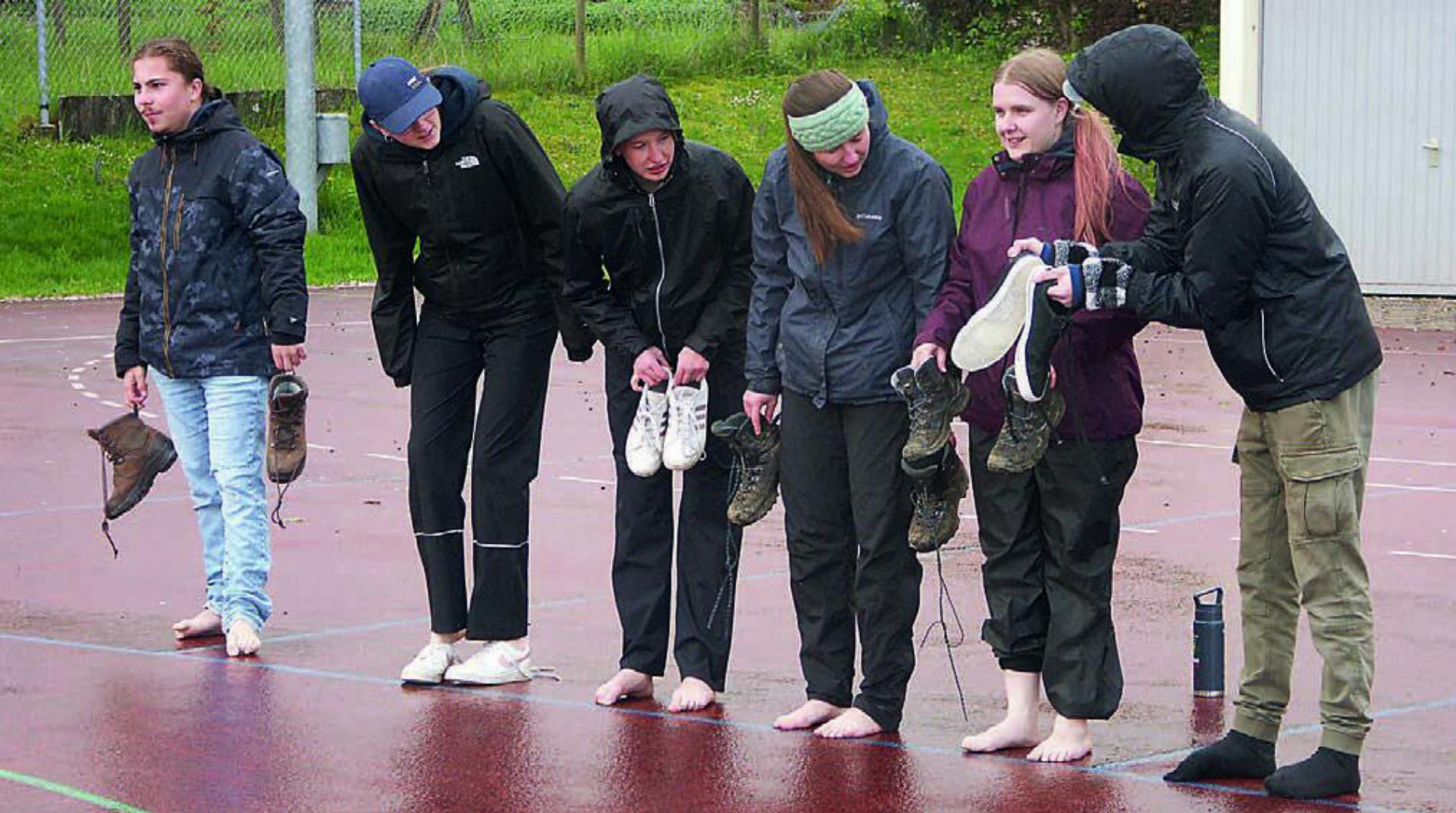 Das Wetter konnte der Jungwacht und dem Blauring nichts anhaben: Die Schuhe wurden trotz Regen ausgezogen.