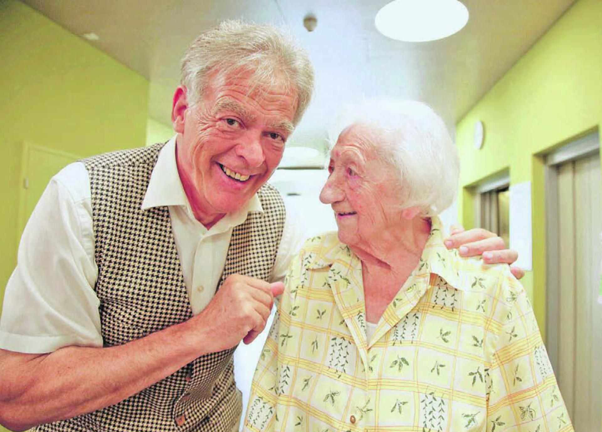 Marcel Lanz liebt den Kontakt mit den Bewohnern und Bewohnerinnen. So wie hier mit der 103-jährigen Alice Räber. «Er ist immer so elegant angezogen», lobt die Seniorin. Bilder: Chregi Hansen / zg