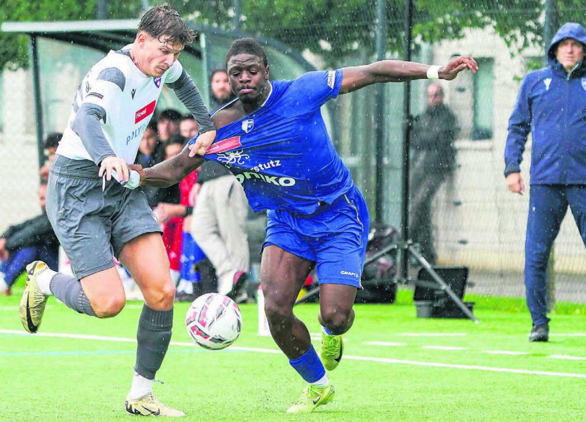 FCW-Stürmer Dramane Sissoko (rechts) im Zweikampf beim Testspiel gegen Höngg. 
Bilder: Andy Müller
