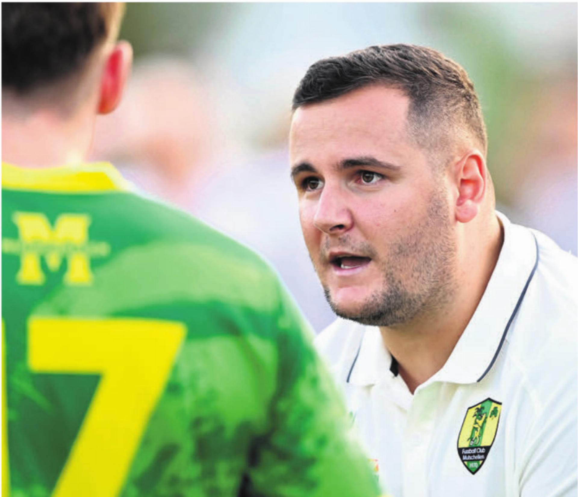 Kann, nachdem er zwei Spielsperren kassiert hat, im Derby seinem Team keine Anweisungen geben: Mutschellen-Trainer Shani Tarashaj. Bild: Archiv/awa - Das Bild wird blockiert. – Möglicherweise durch einen aktiven Adblocker.