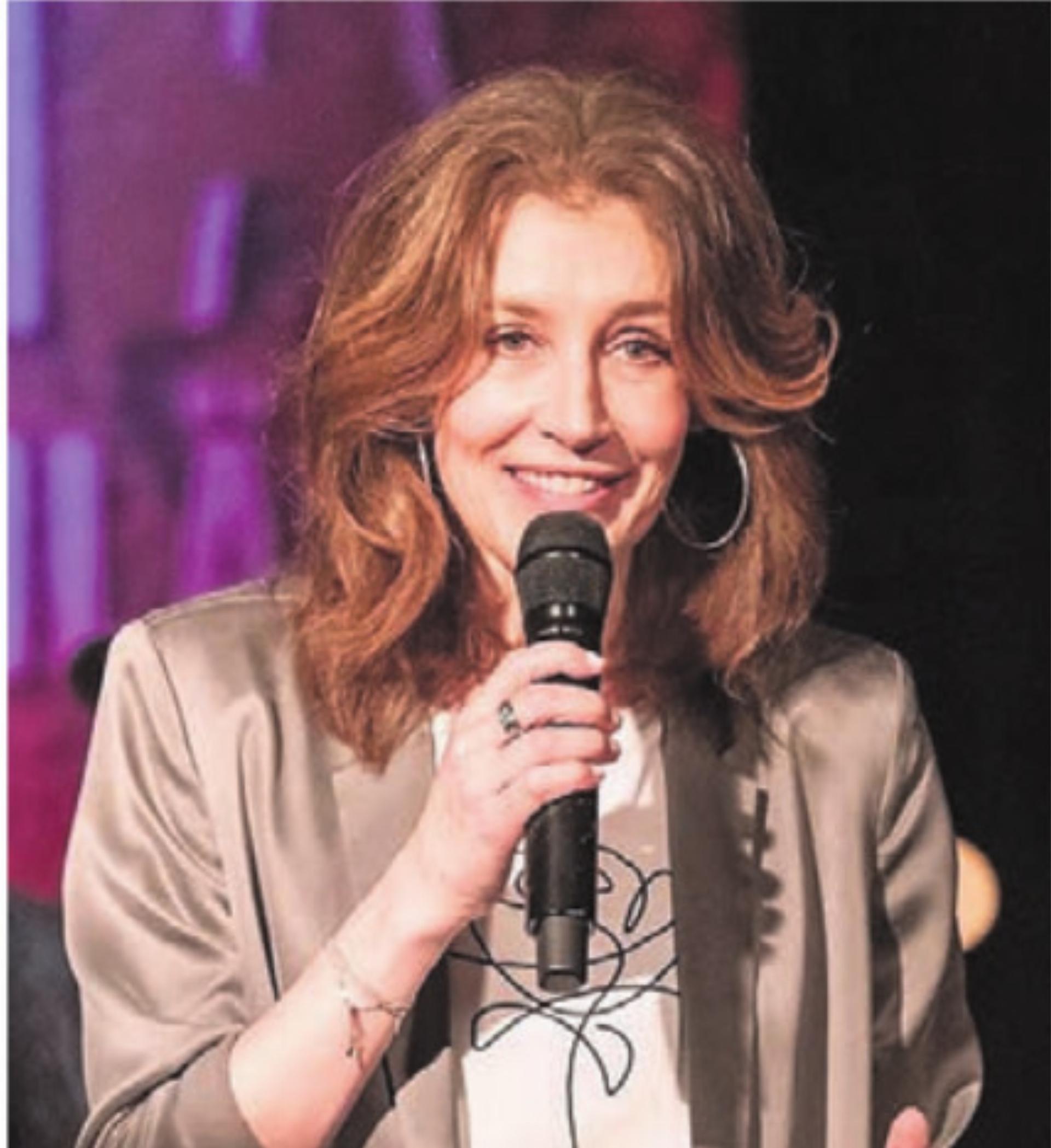 Sina als Gastgeberin, Fragestellerin und musikalische Erzählerin. Bild: pd - Das Bild wird blockiert. – Möglicherweise durch einen aktiven Adblocker.