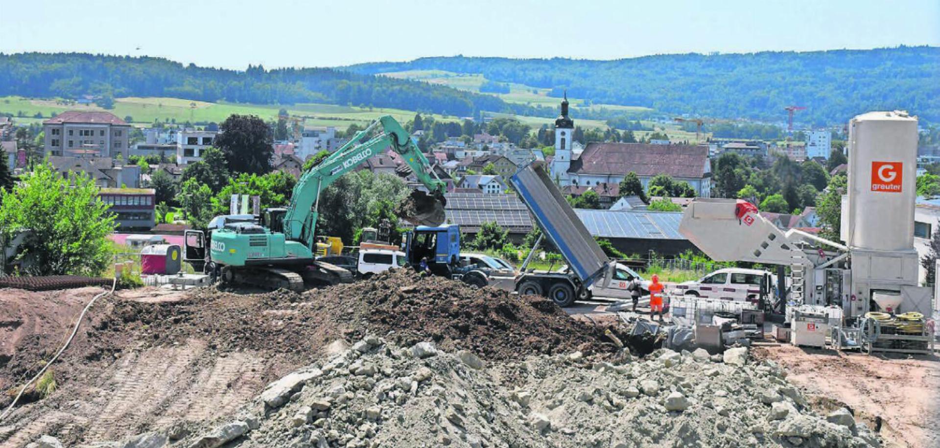 Der Aushub an der Wagenrainstrasse ist in vollem Gang: Es werden 20 Mehrfamilienhäuser entstehen. Bild: Daniel Marti