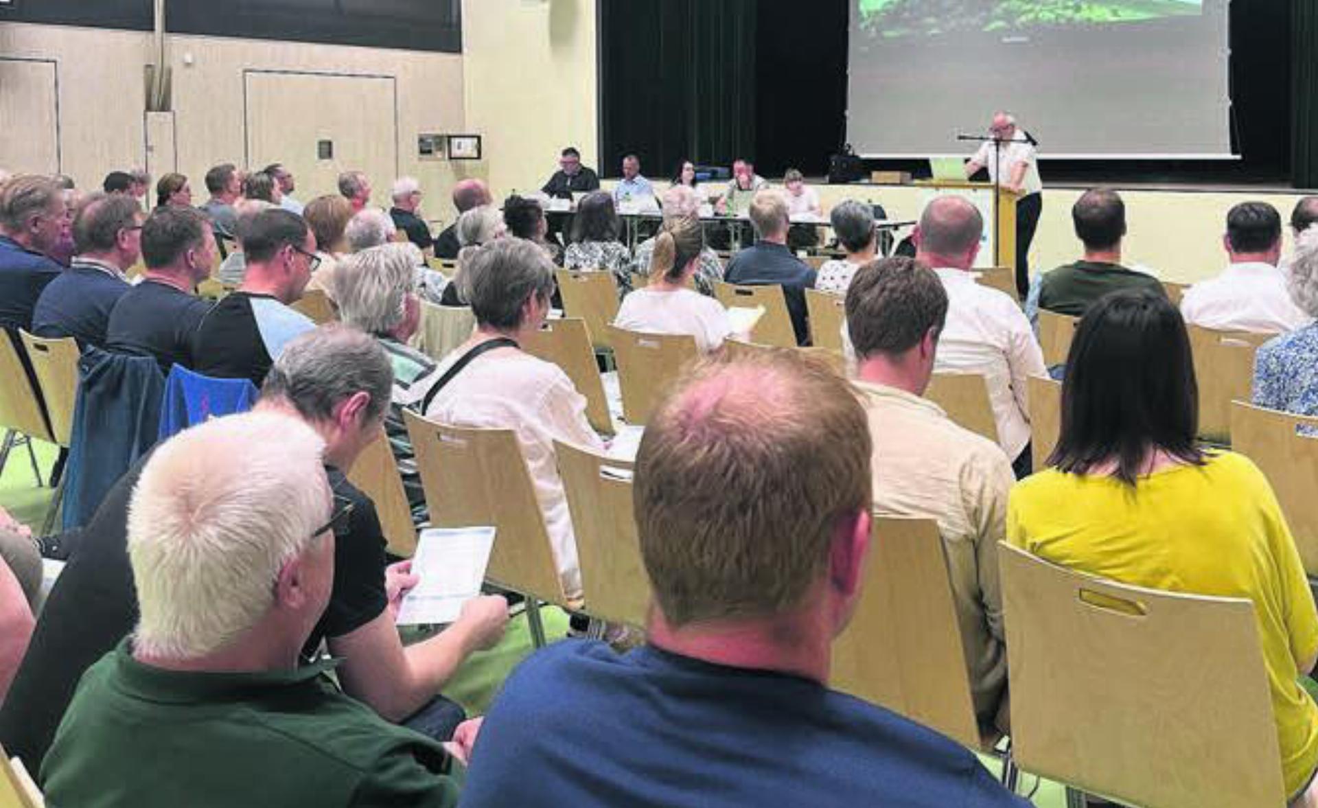 Trotz der hohen Temperaturen fanden 82 Stimmbürger und Stimmbürgerinnen den Weg an die «Gmeind». Bild: mub