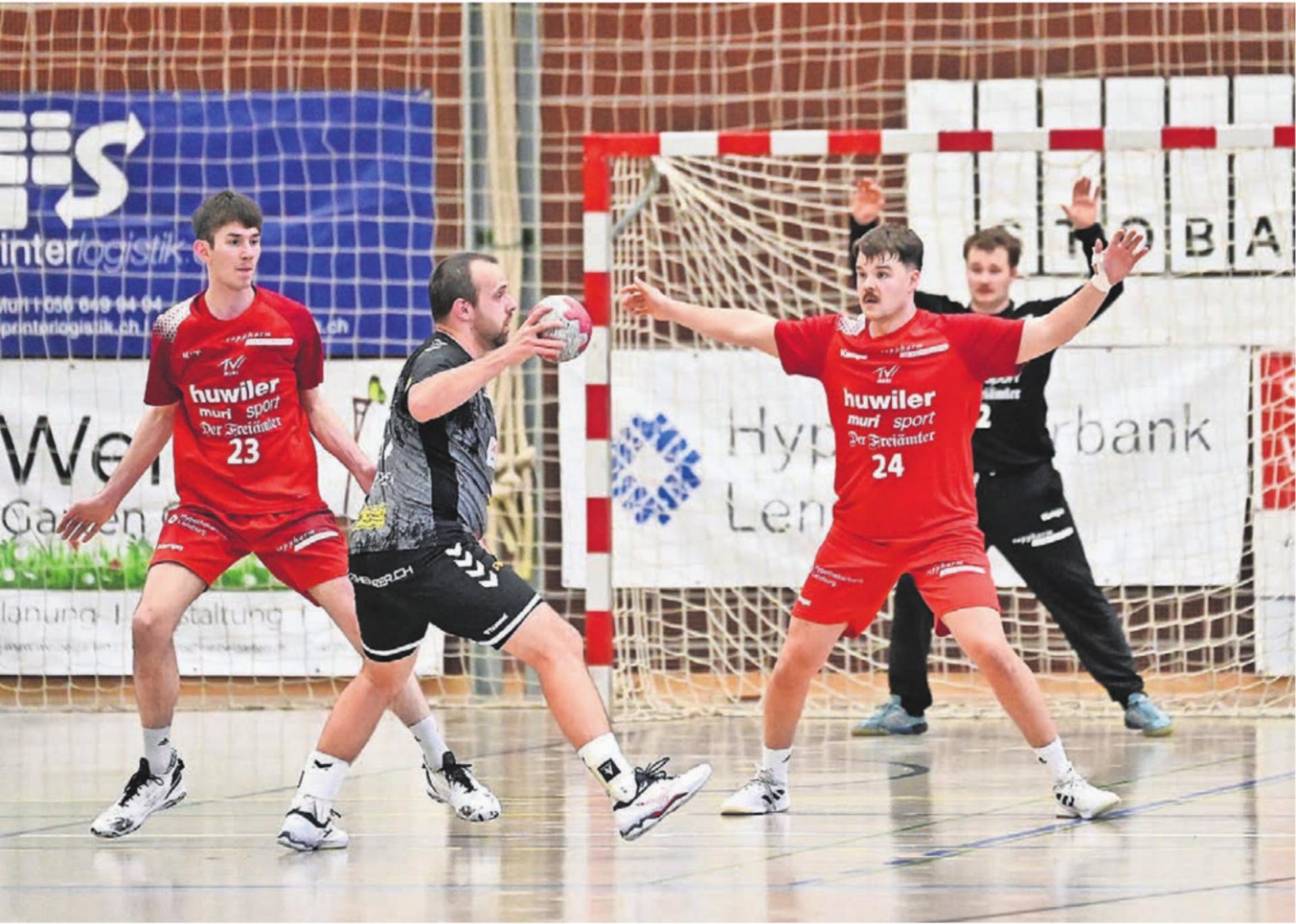 Mirco Külling (links), Noel Angehrn und Ivo Rütimann (im Tor) bei der Abwehrarbeit. Der TV Muri arbeitet einerseits gezielt am Wurfverhalten, andererseits auch an der Verteidigung und den Grundlagen. Bild: tvm - Das Bild wird blockiert. – Möglicherweise durch einen aktiven Adblocker.