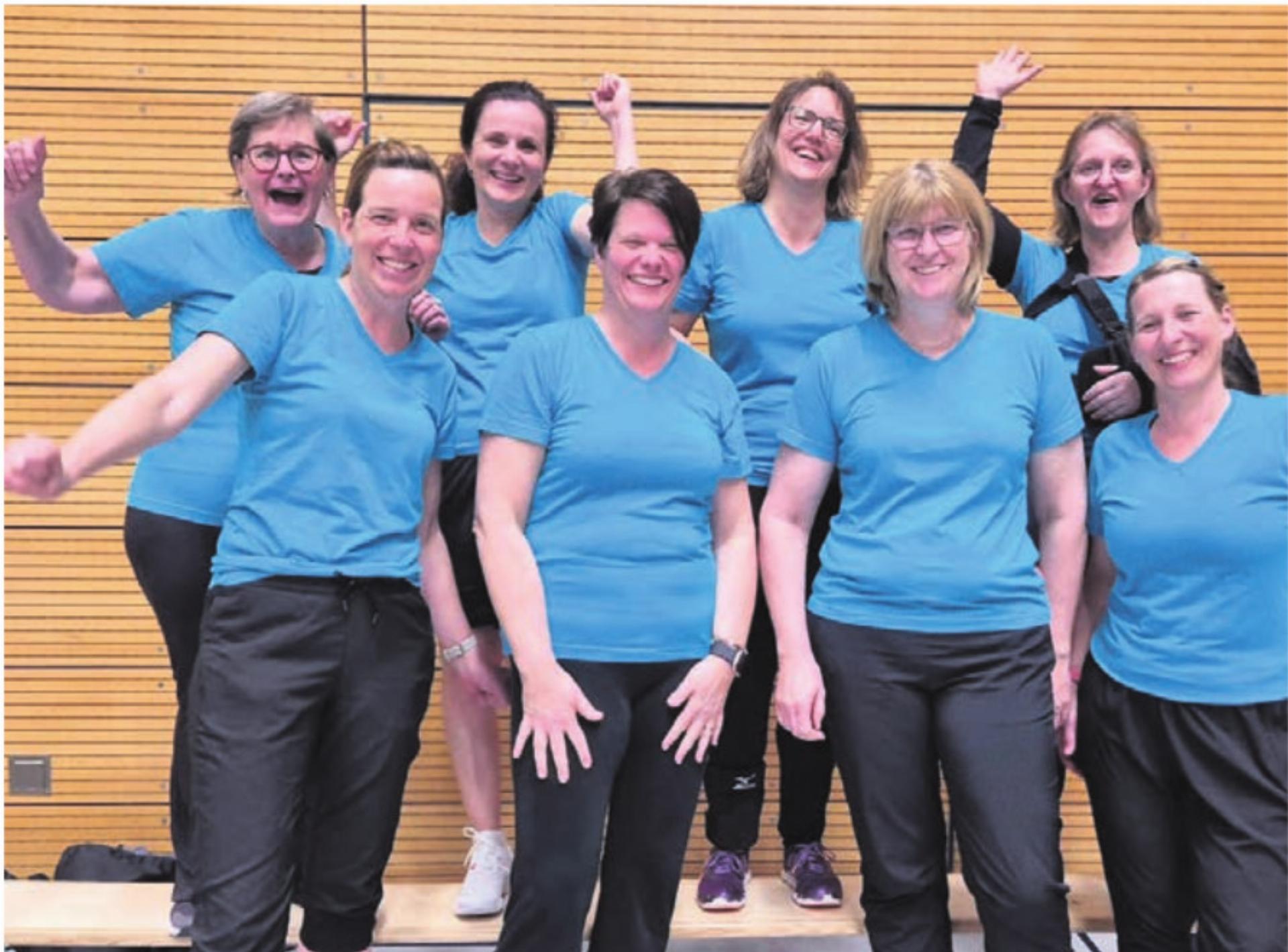 Die erfolgreichen Schnurballerinnen. Oben, von links: Claire Christen (Schiedsrichterin), Melanie Meier, Nicole Berger und Heidi Hilfiker. Unten: Michèle Erne, Jessica Graf, Petra Hilfiker und Bettina Kuhn. Bild: zg - Das Bild wird blockiert. – Möglicherweise durch einen aktiven Adblocker.