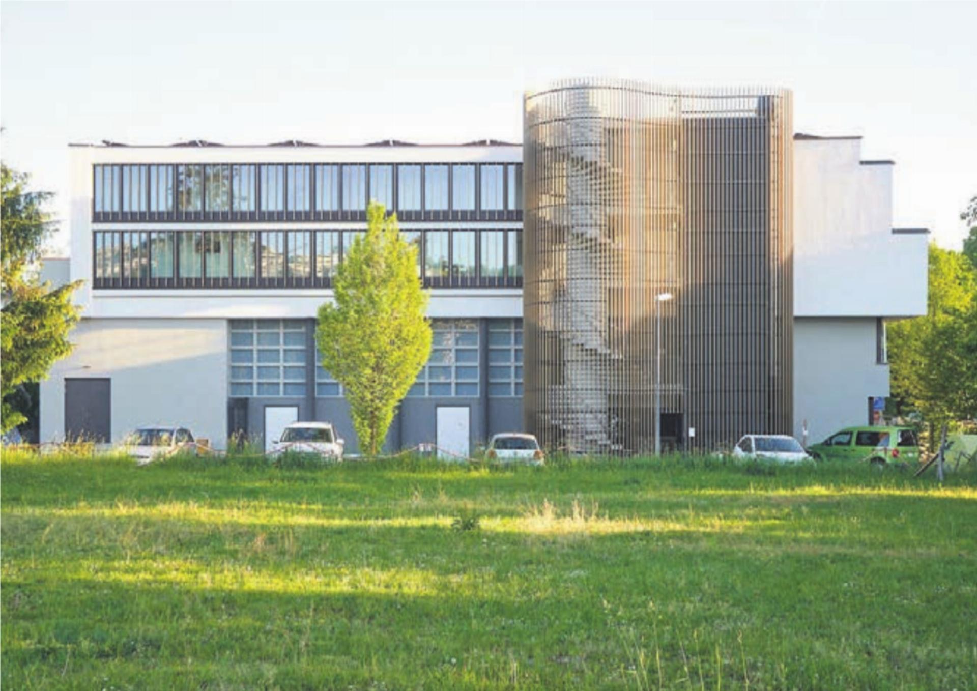 Nordfassade mit neuem Treppenturm im Lamellengewand. Bild: Felix Schmidli