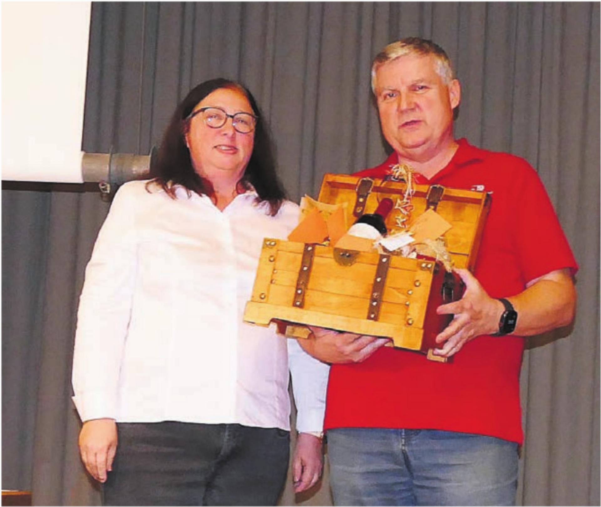 Präsidentin Sylvia Steinmann bedankt sich bei Thomas Bühlmann für seine siebenjährige Vorstandstätigkeit und überreicht ihm ein Präsent. - Das Bild wird blockiert. – Möglicherweise durch einen aktiven Adblocker.