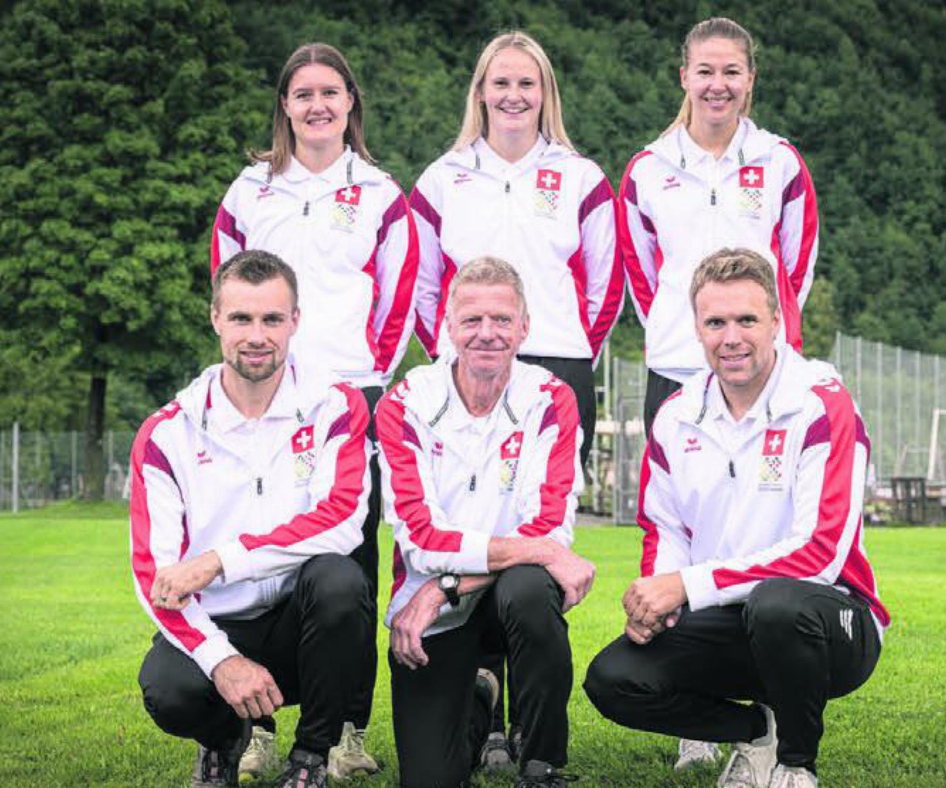 Die Sinser Delegation für die World Games in China. Hinten, von links: Melanie Villiger, Elena Beier, Sarah Villiger. Vorne: Jeremias Zumbühl, Markus von Flüe, Emanuel Zumbühl. Bild: zg