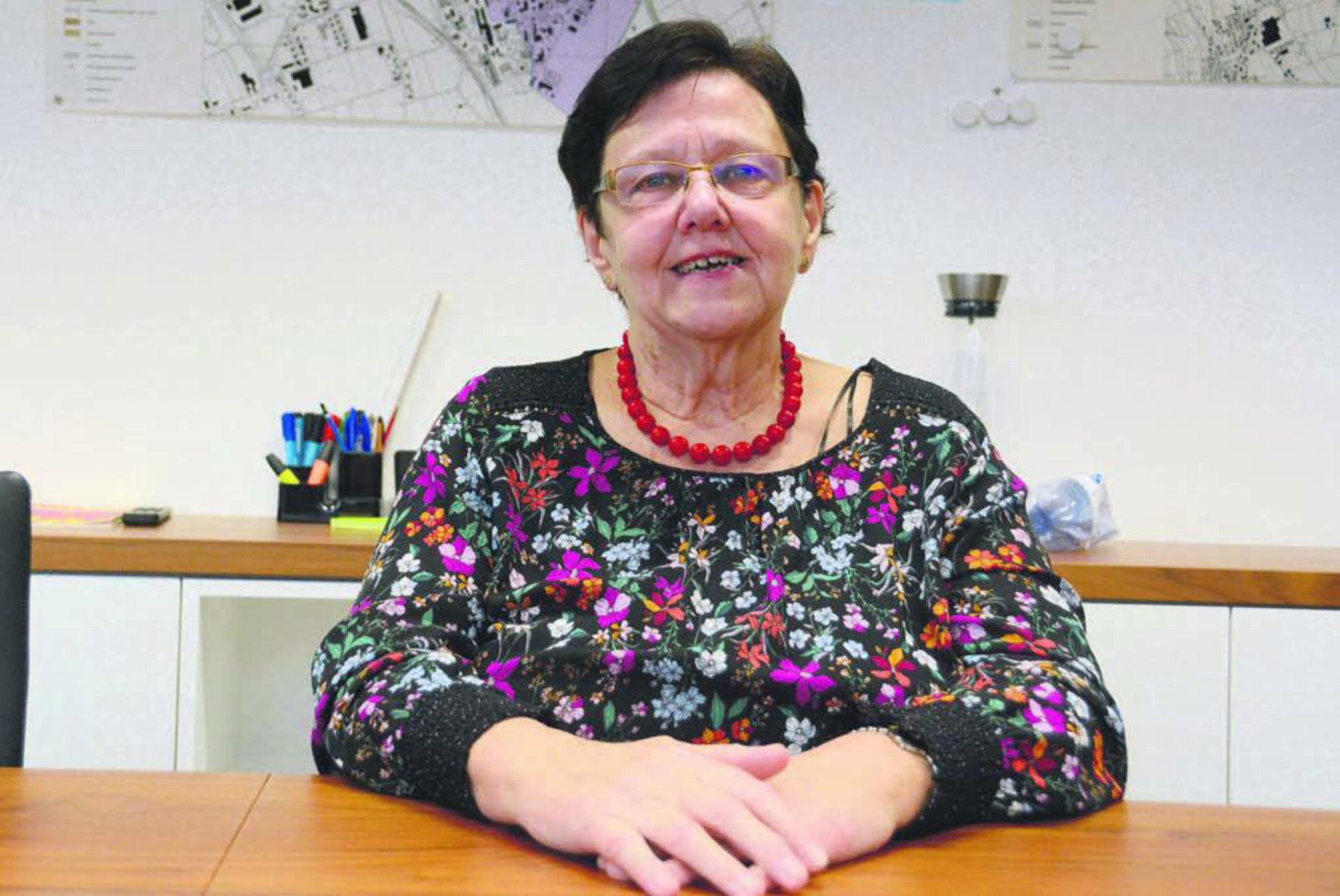 Auf diesem Stuhl sass sie die letzten 16 Jahre jeden zweiten Montag: Heidi Hegglin auf ihrem Stammplatz im Gemeinderatszimmer. Bald schon wird sie ein letztes Mal hier mitwirken und diskutieren. Bild: Chregi Hansen - Das Bild wird blockiert. – Möglicherweise durch einen aktiven Adblocker.