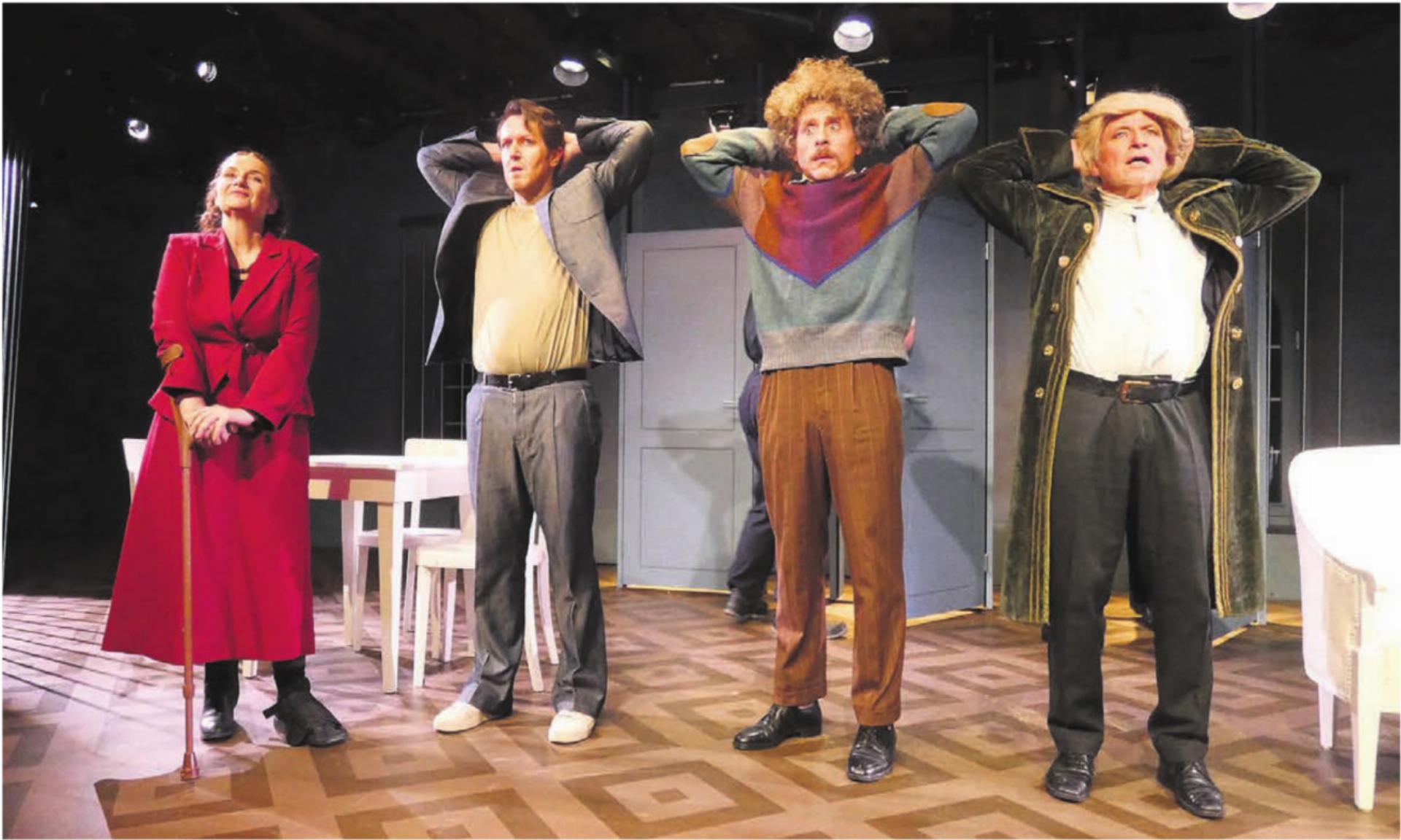 Die Irrenärztin (Esther Schweizer)  enthüllt sich ihren Patienten (Urs Albrecht, Franky Weber, Hans Jörg Gygli v. l.) 
Bilder: Gianna Schläpfer - Das Bild wird blockiert. – Möglicherweise durch einen aktiven Adblocker.