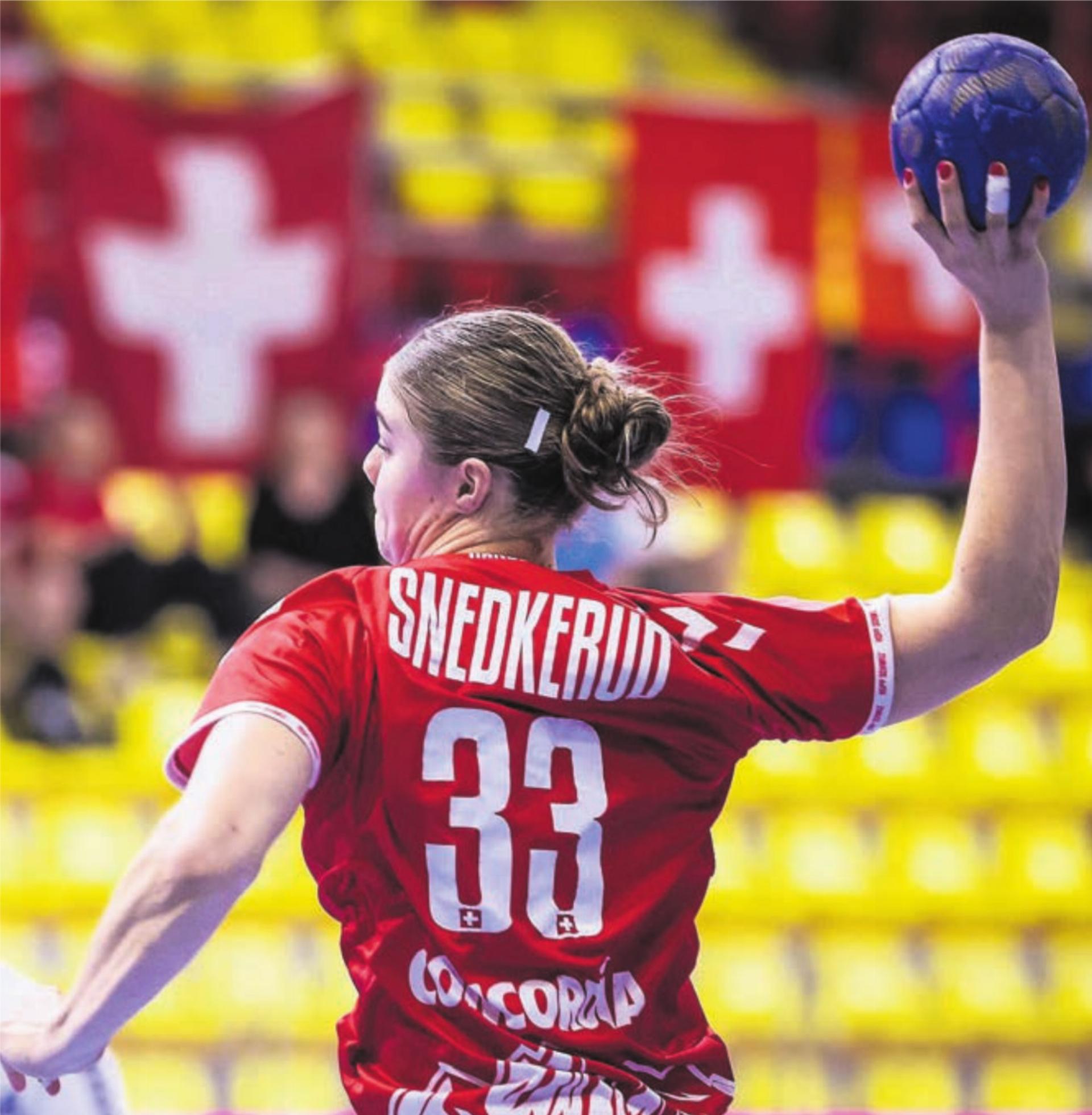 Die Schweizerinnen bleiben makellos an der U20-WM. Die Freiämterin Nora Snedkerud erzielt bislang vier Tore am Kreis. Bild: Jure Banfi / kolektiff