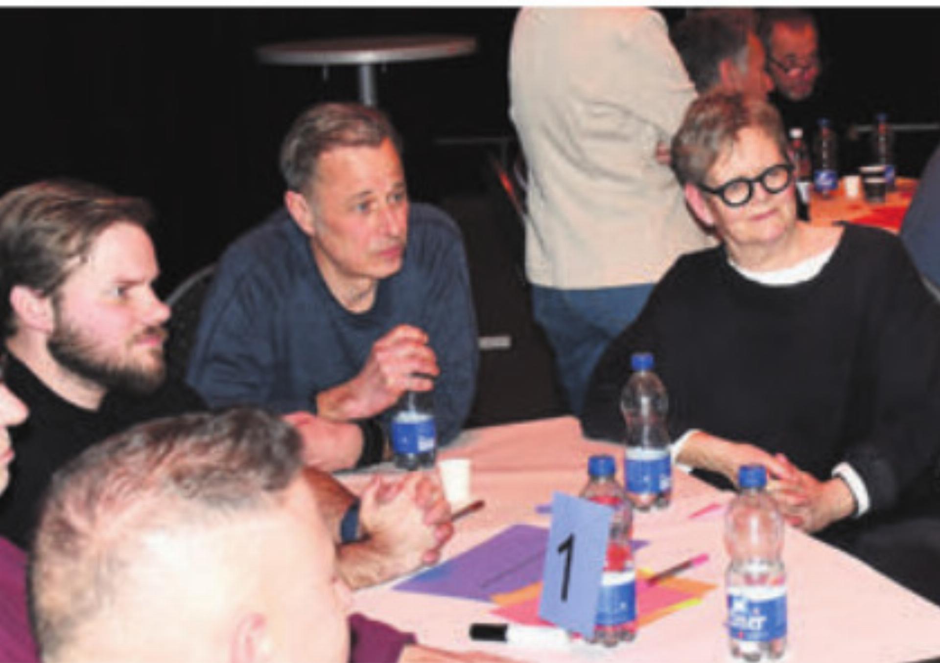 Kulturakteure am Diskutieren. Bild: dm - Das Bild wird blockiert. – Möglicherweise durch einen aktiven Adblocker.