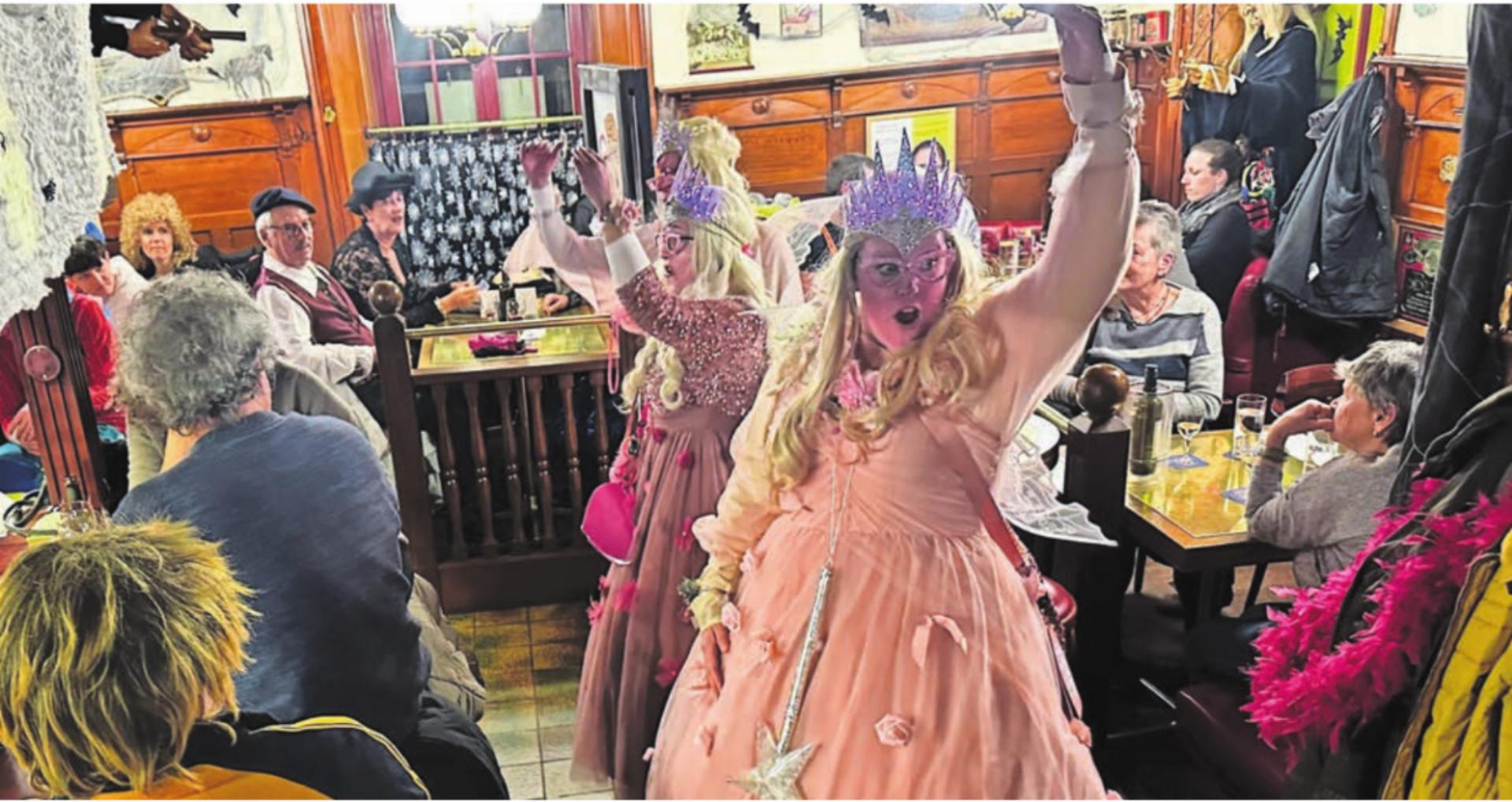 Prächtige Stimmung im «Pic» mit der Schnitzelbank-Gruppe Mini-Pischu. Bild: spr - Das Bild wird blockiert. – Möglicherweise durch einen aktiven Adblocker.