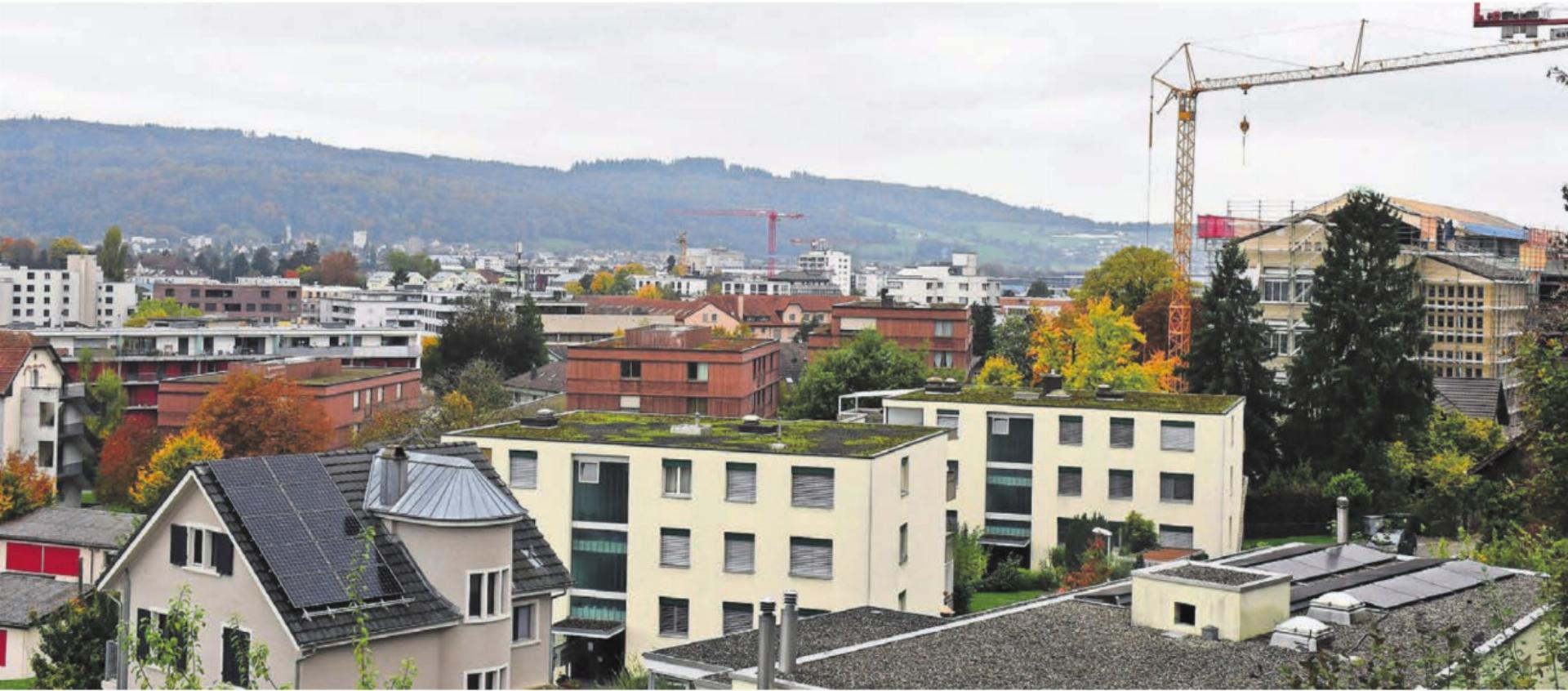 Die finanziellen Sorgen für die Gemeinde Wohlen sind gross: Riesige Investitionen stehen an, wie der Schulhausbau (rechts) beim Zentrum Halde, die Schulden steigen und die Einnahmen werden mit einem gleichbleibenden Steuerfuss nicht höher. Bilder: Daniel Marti - Das Bild wird blockiert. – Möglicherweise durch einen aktiven Adblocker.