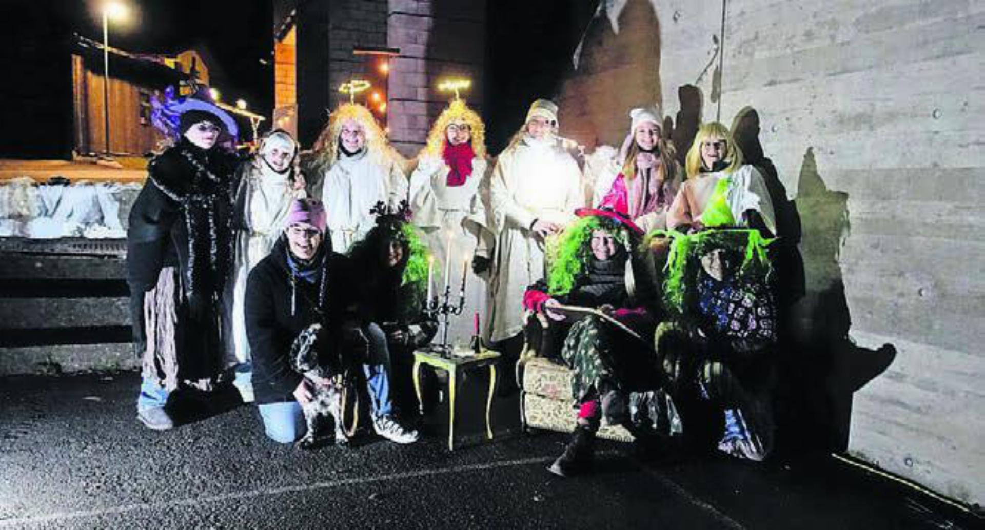 Gestresste Hexen und lockige Engel: die Üezmeler «Oberholzhäxe» führten ein kleines Theater auf. Bild: zg